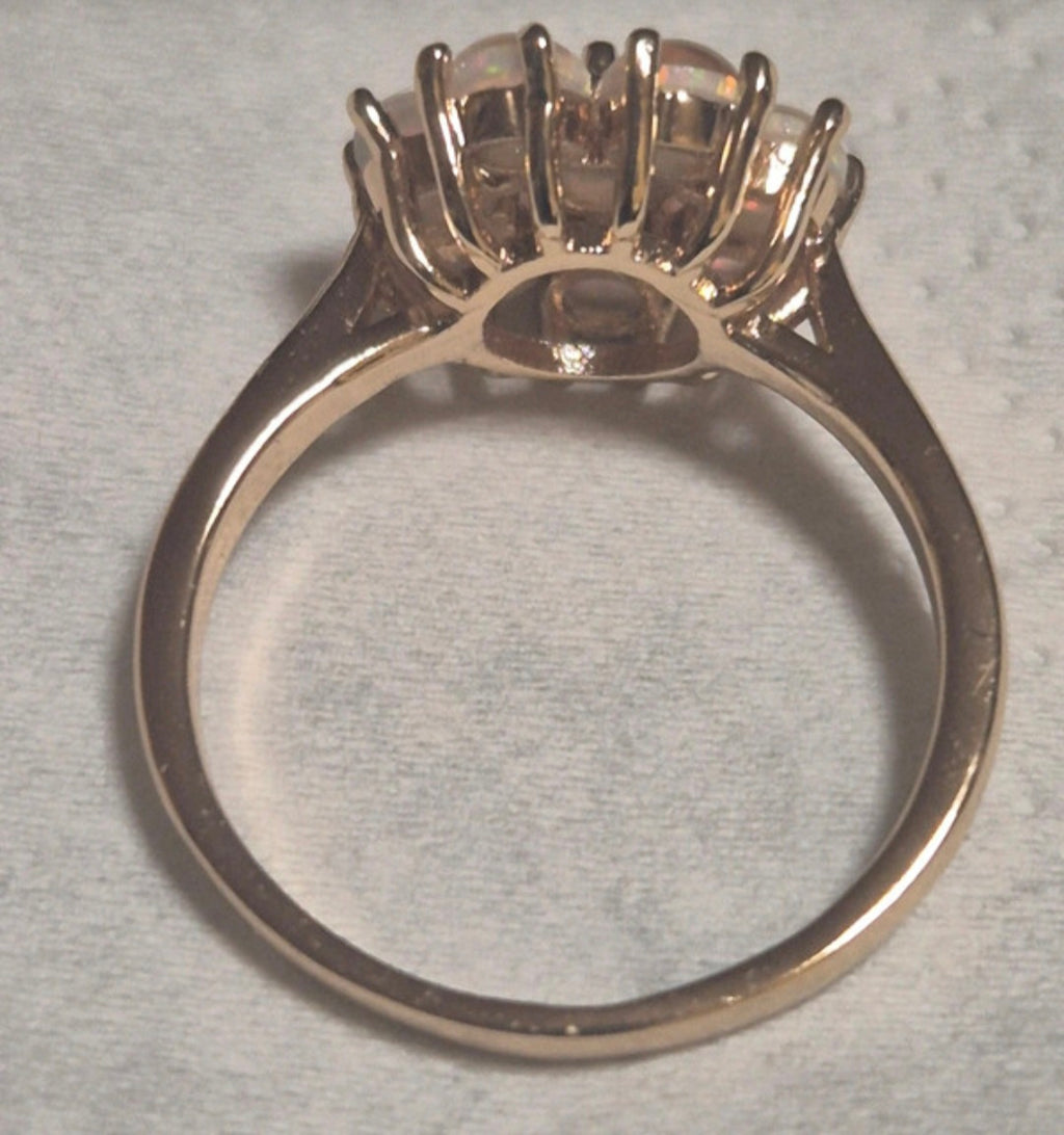 Vista frontal anillo flor gold filled con ópalo sintético blanco | vaqueraspain