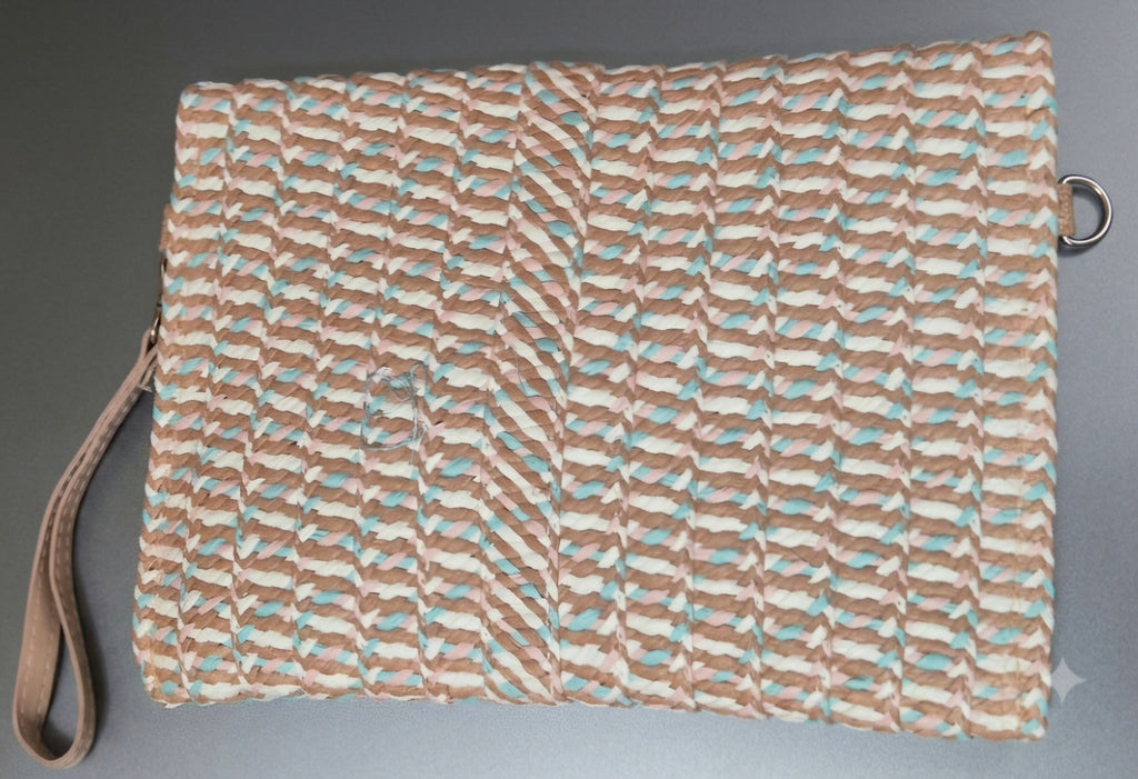 Bolso boho chic clutch con tachuelas plateadas y pompones pastel