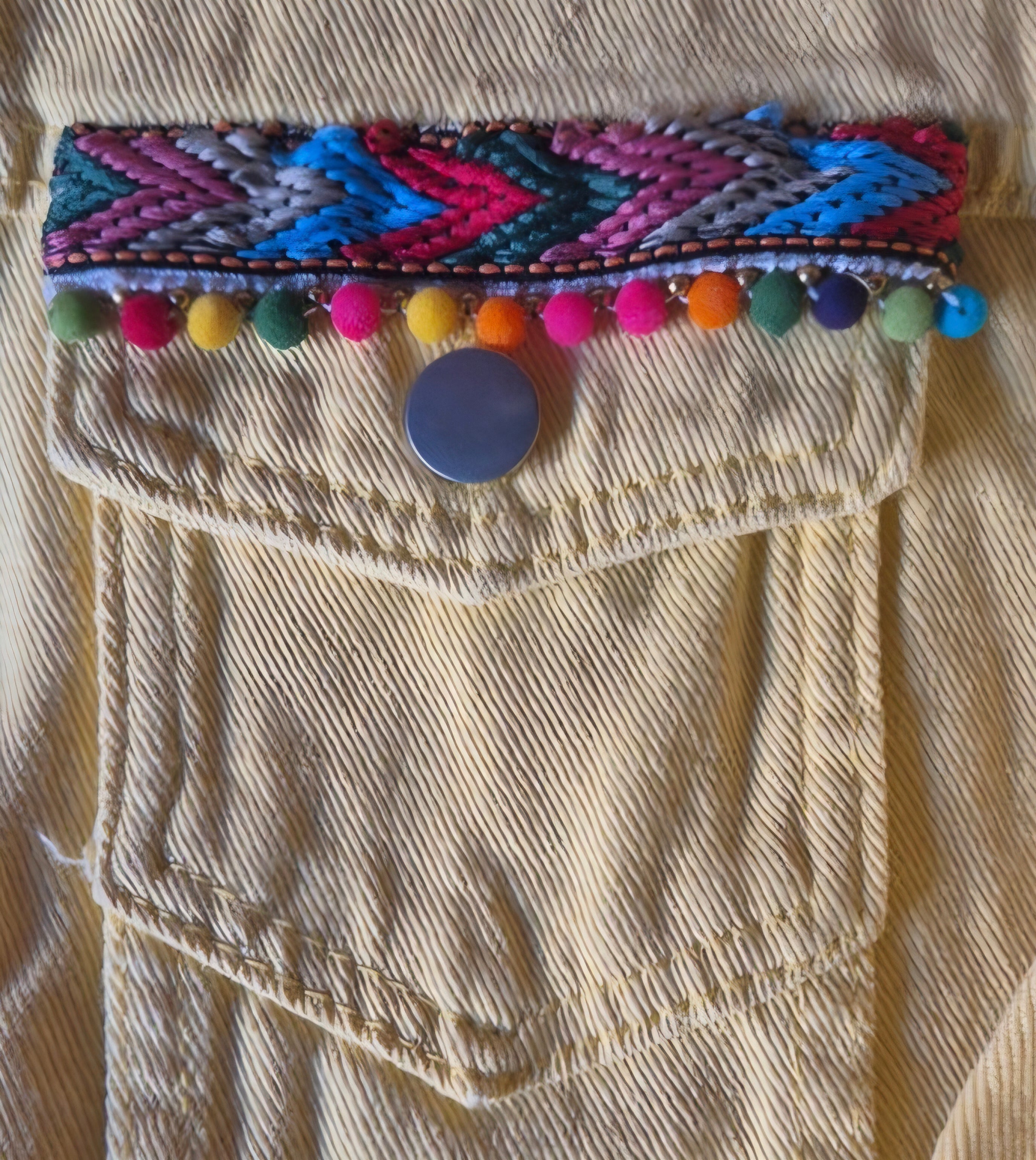 Vista trasera chaqueta vaquera amarillo pastel con flecos boho chic | vaqueraspain
