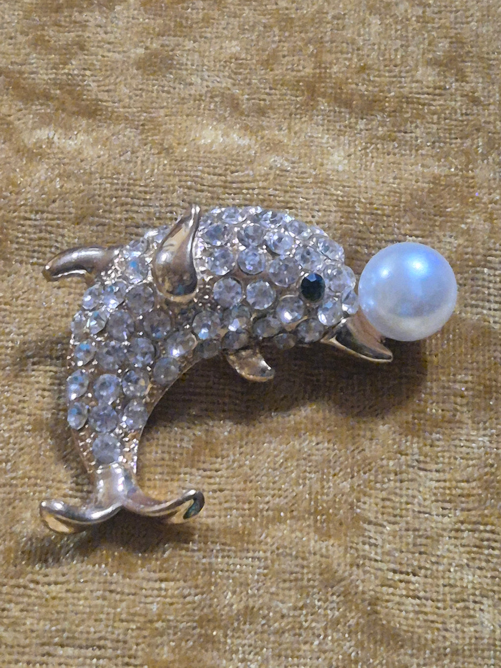 Broche con forma del delfin sosteniendo perla blanca