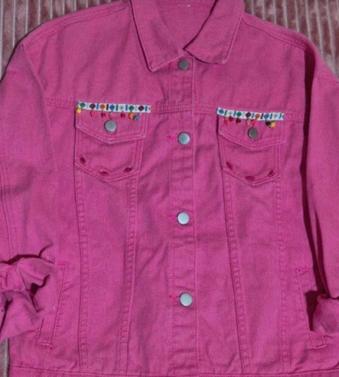 Vista trasera chaqueta vaquera fucsia con cenefa étnica boho chic | vaqueraspain