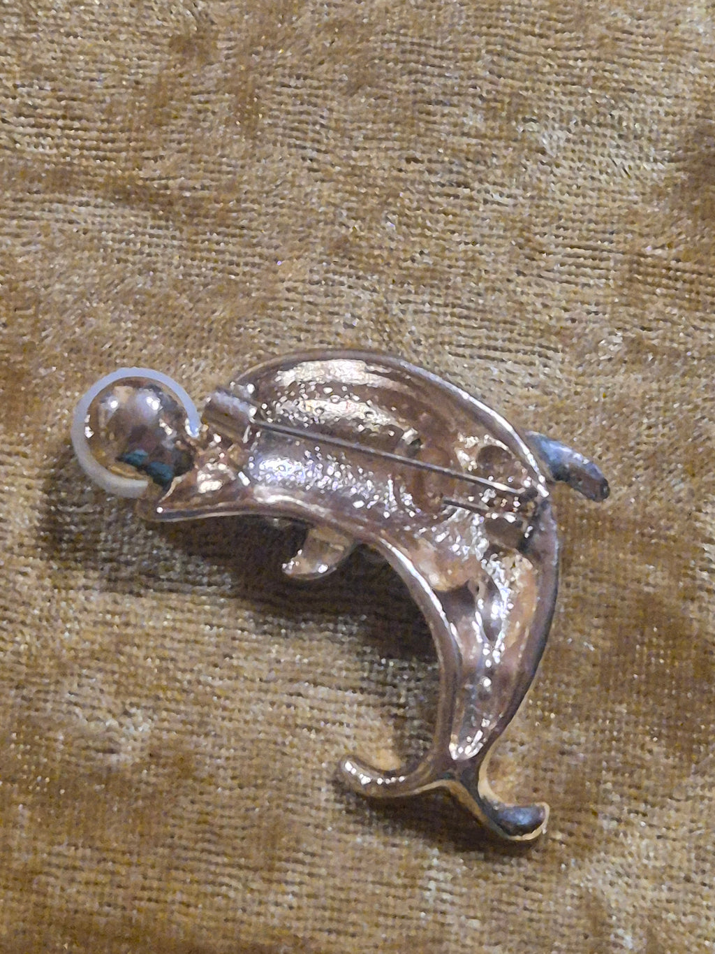 Broche con forma del delfin sosteniendo perla blanca