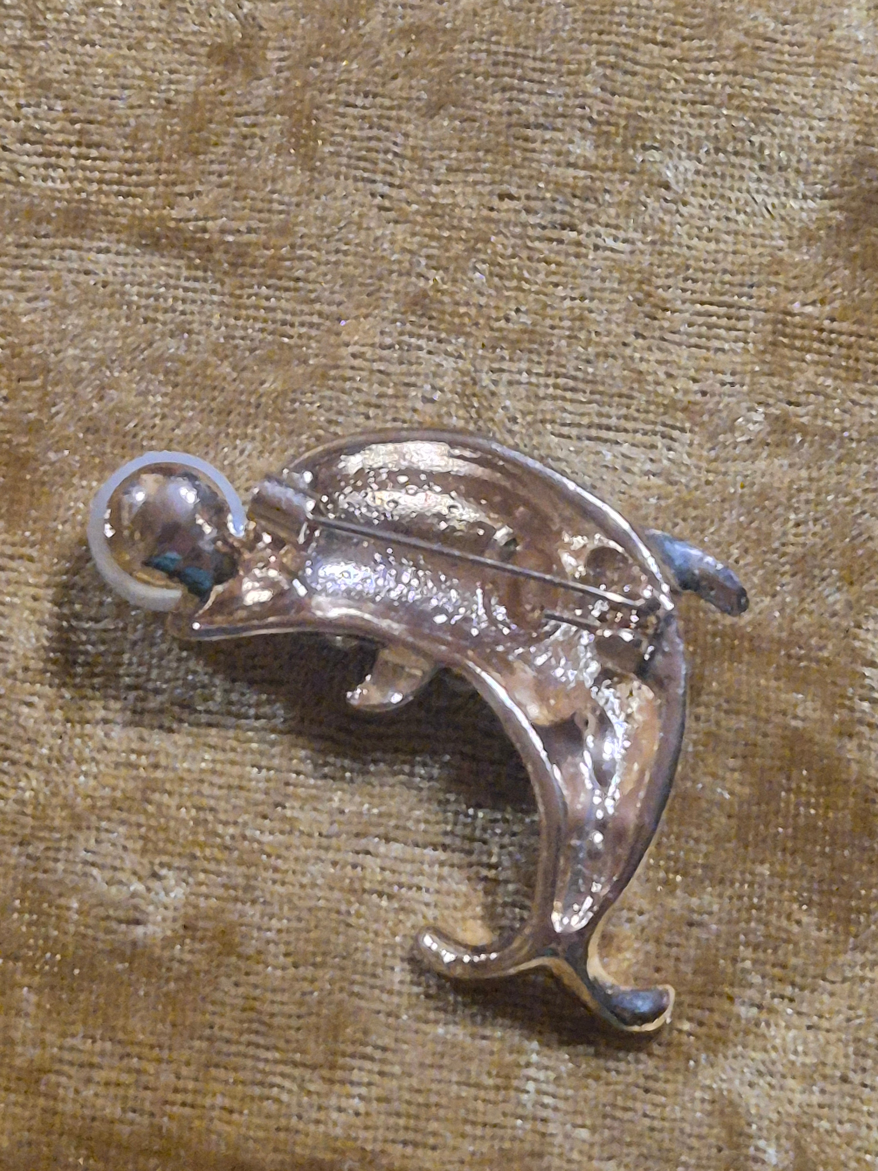Broche con forma del delfin sosteniendo perla blanca