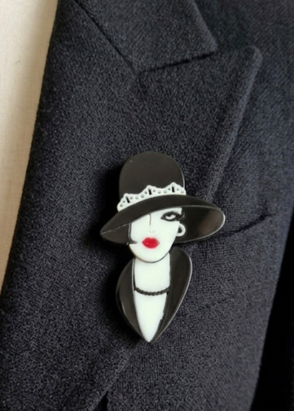 Broche acrilico estilo Art Déco o retro mujer elegante
