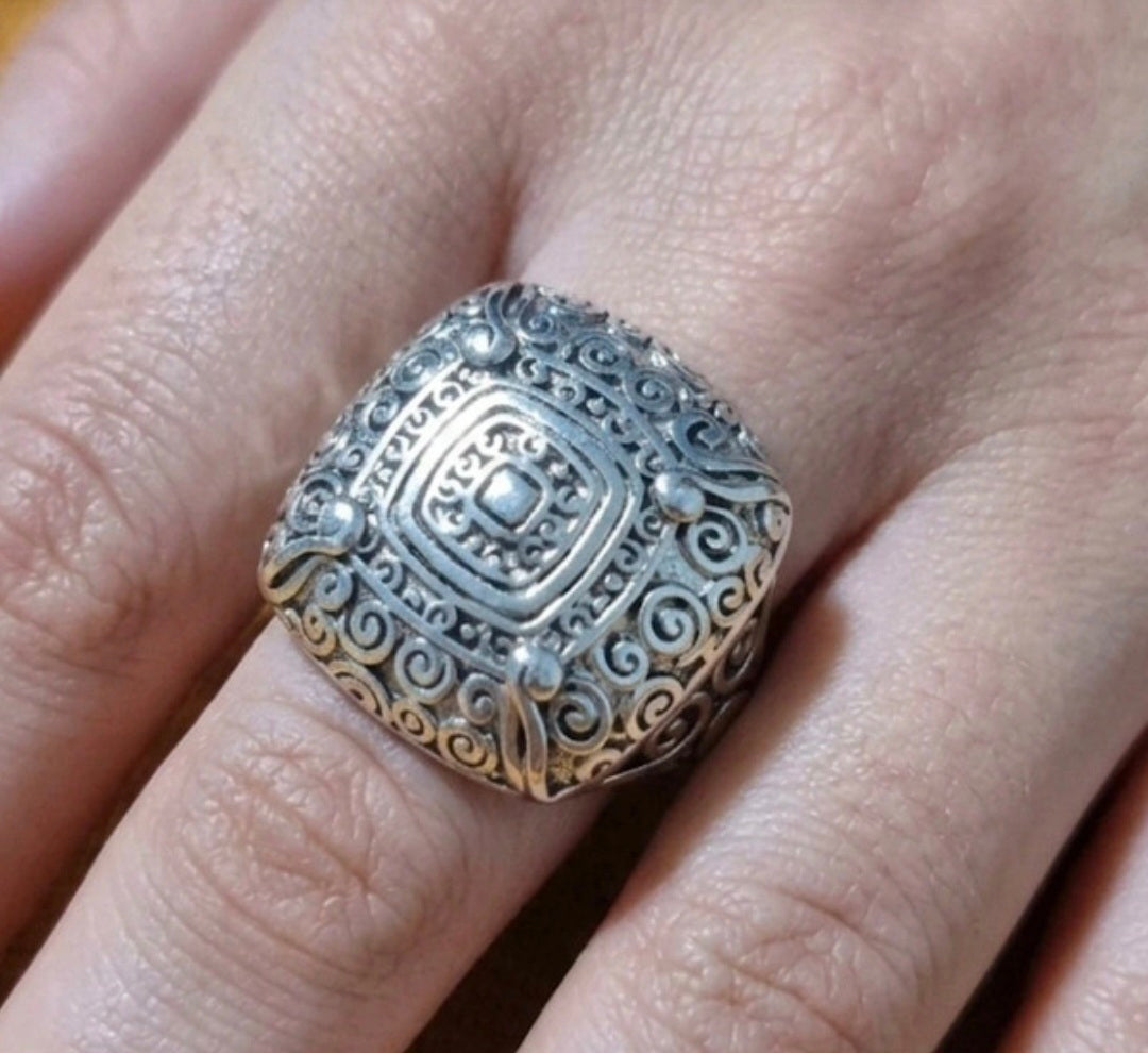 Anillo bohemio étnico de volutas y espirales de acero con baño de rodio.