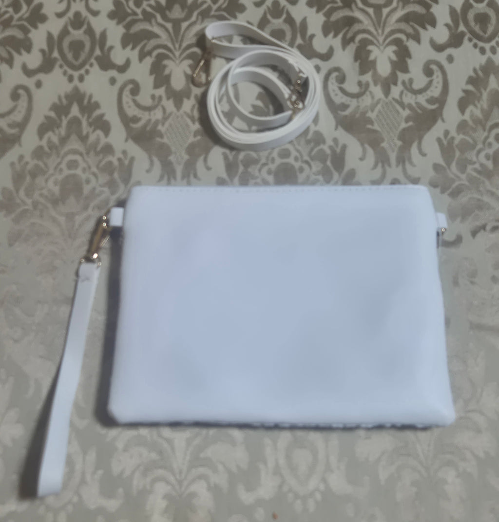 Bolso boho chic con bordados semicírculos coloridos y pompones.