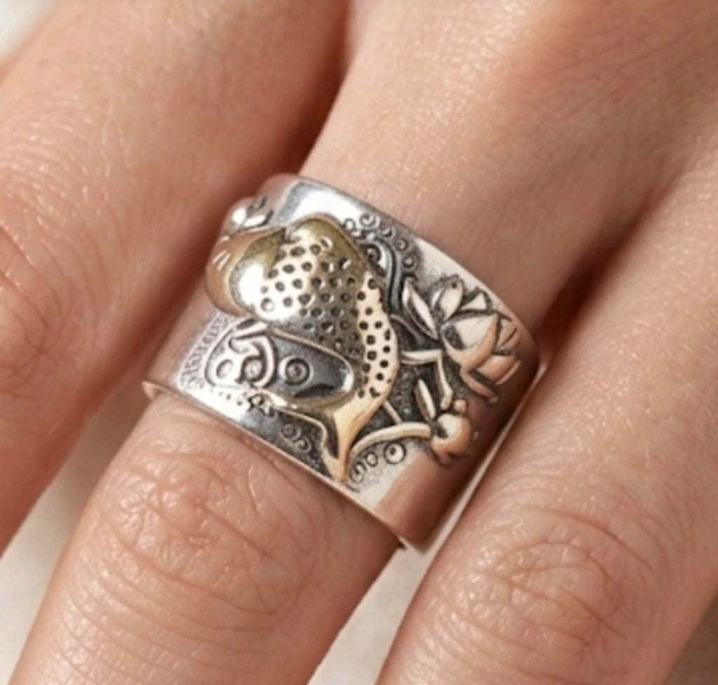 Detalle pez koi anillo ajustable oriental plata 925 joyería fina | vaqueraspain