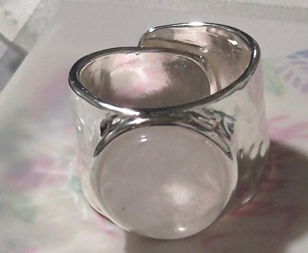Detalle piedra lunar anillo sello bohemio plata 925 joyería fina | vaqueraspain