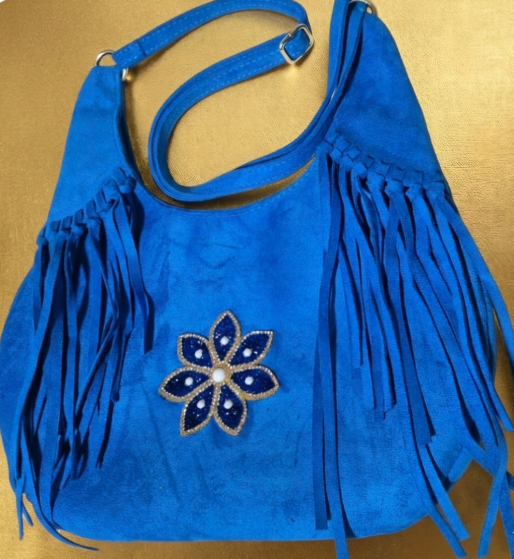 Vista frontal bolso bohemio boho chic flecos azul rey artesanal | vaqueraspain