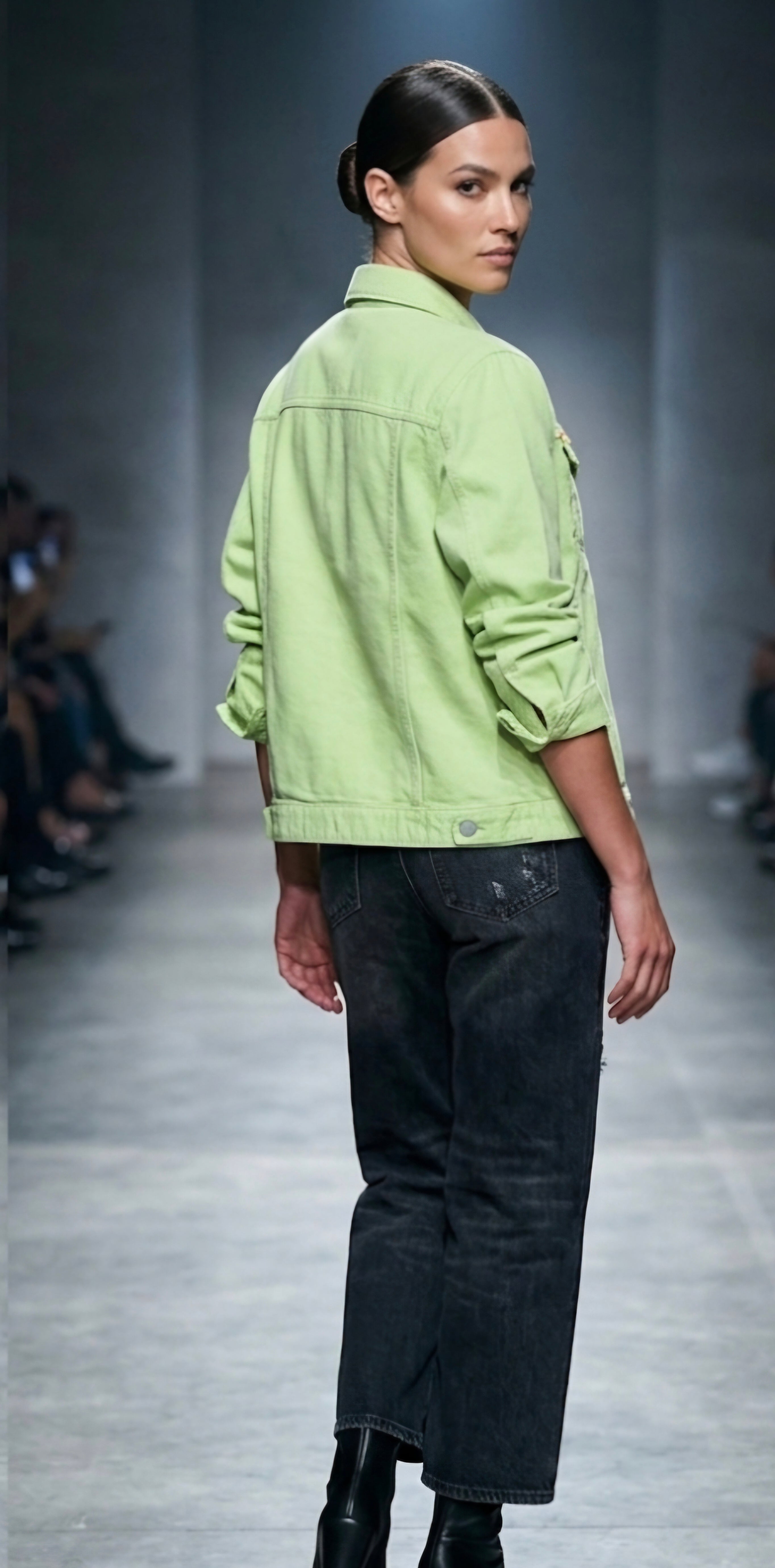 Vista trasera chaqueta vaquera verde lima con bordados y pedrería | vaqueraspain