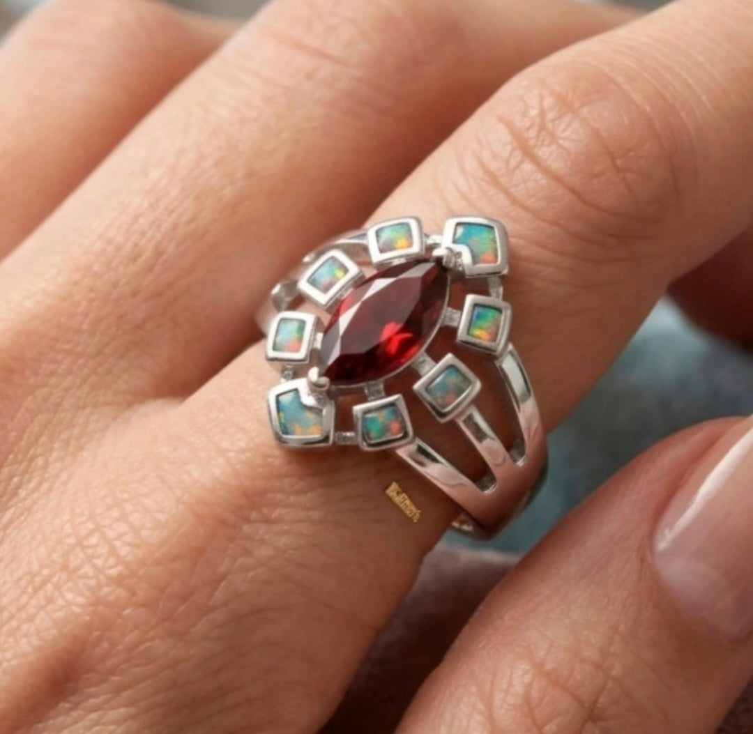 Vista frontal anillo cóctel plata 925 con piedra roja marquesa | vaqueraspain