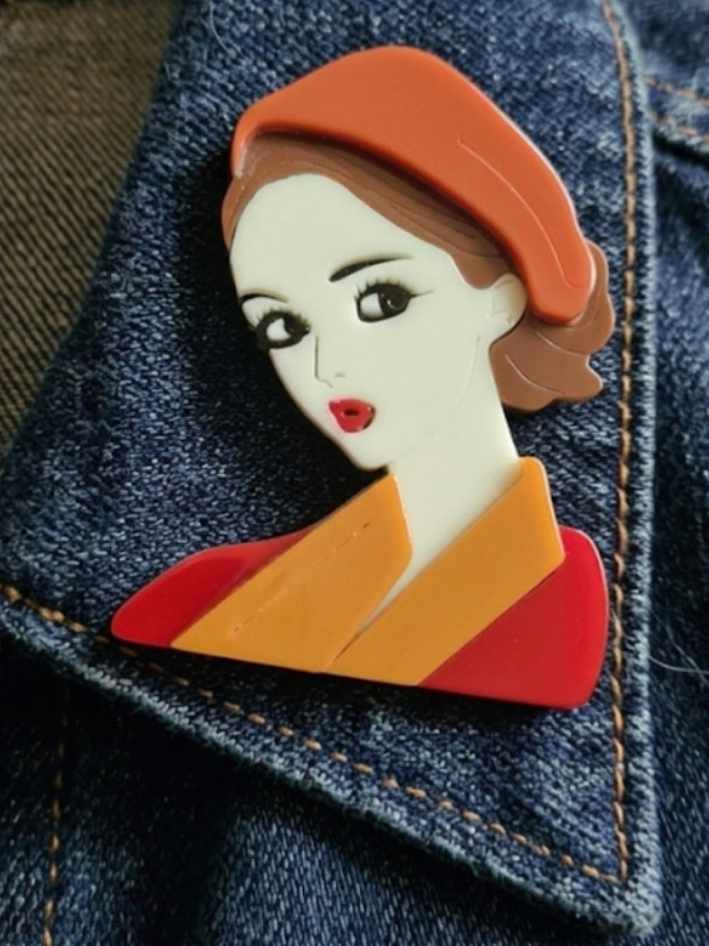 Broche vintage mujer castaña con boina