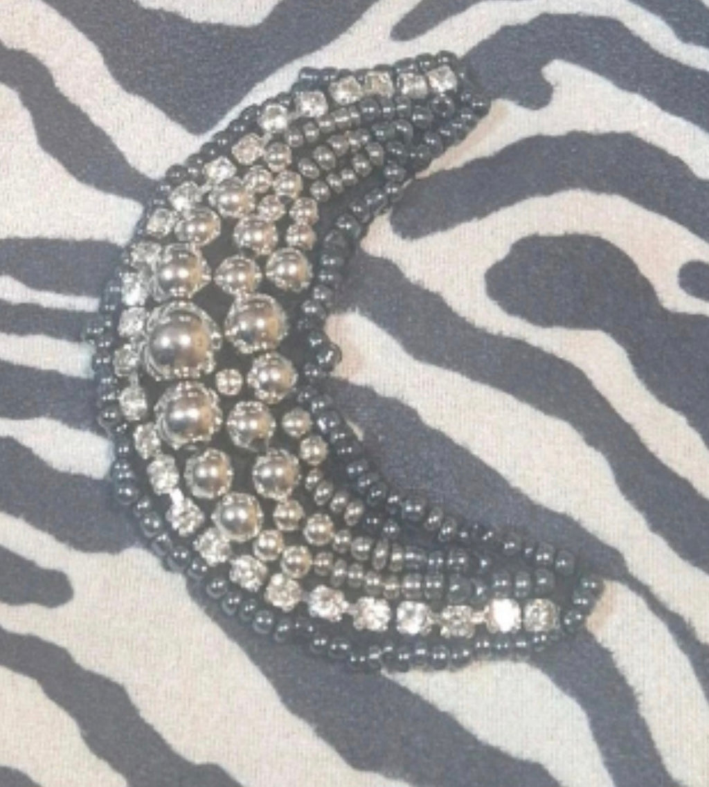 Vista frontal bolso hobo boho chic media luna brillante animal print cebra | vaqueraspain