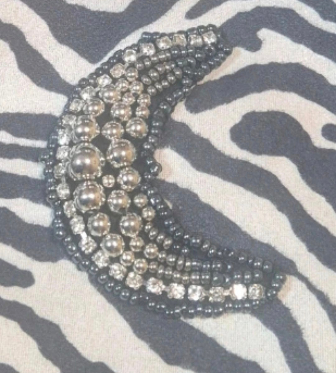 Vista frontal bolso hobo boho chic media luna brillante animal print cebra | vaqueraspain