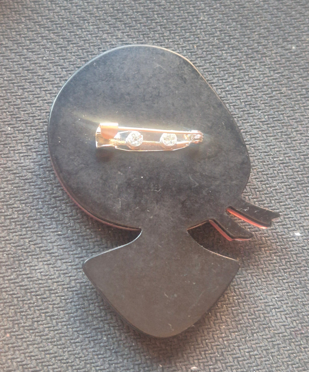Broche retro de acrilico de busto mujer con gafas de sol rosas.