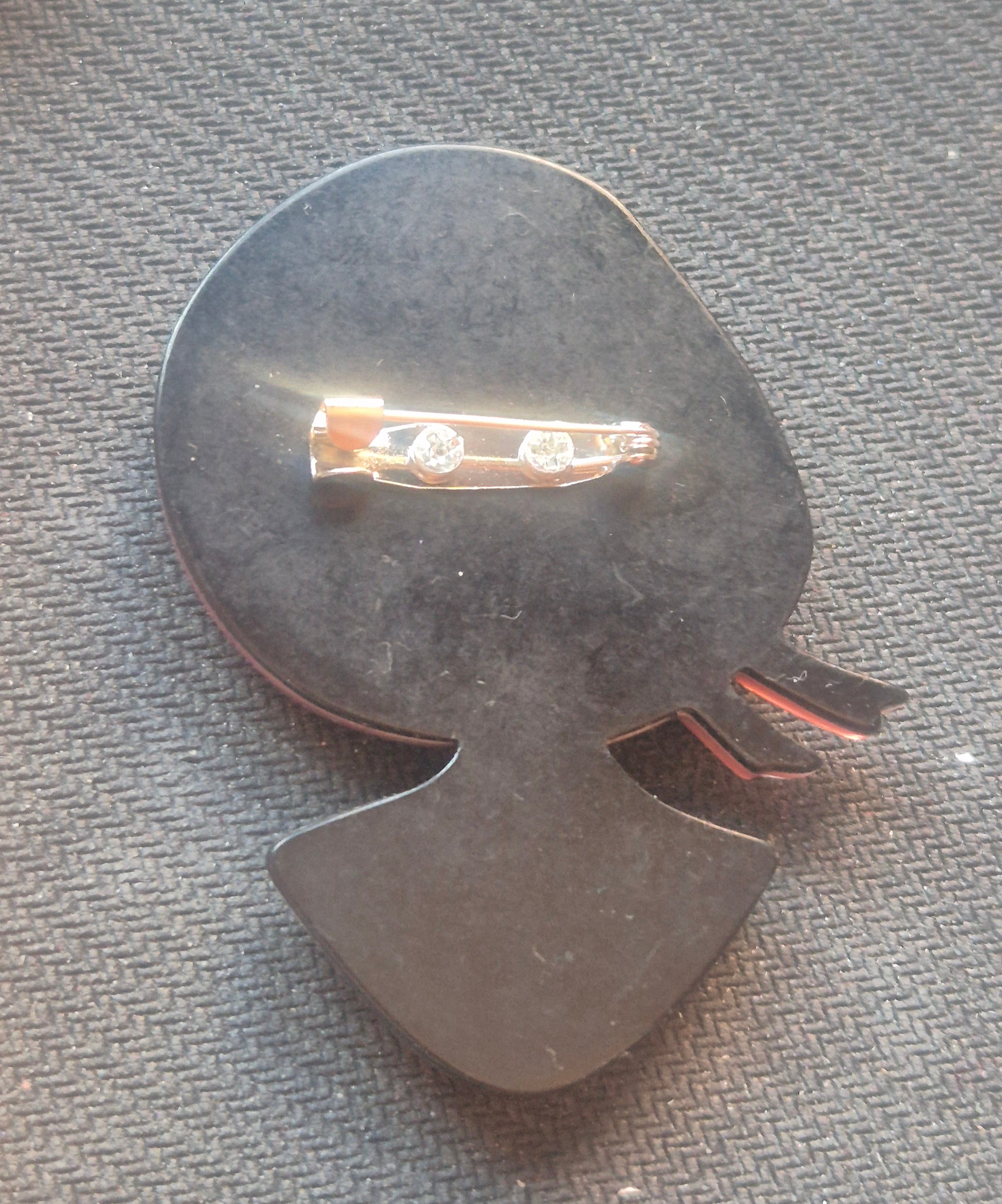 Broche retro de acrilico de busto mujer con gafas de sol rosas.