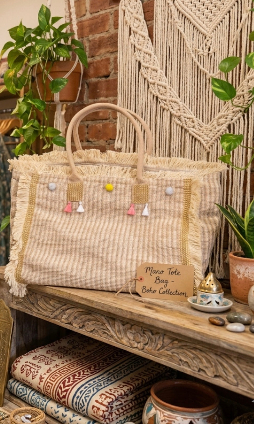 Bolso tote boho beige crema artesanal con pompones y borlas vintage | vaqueraspain