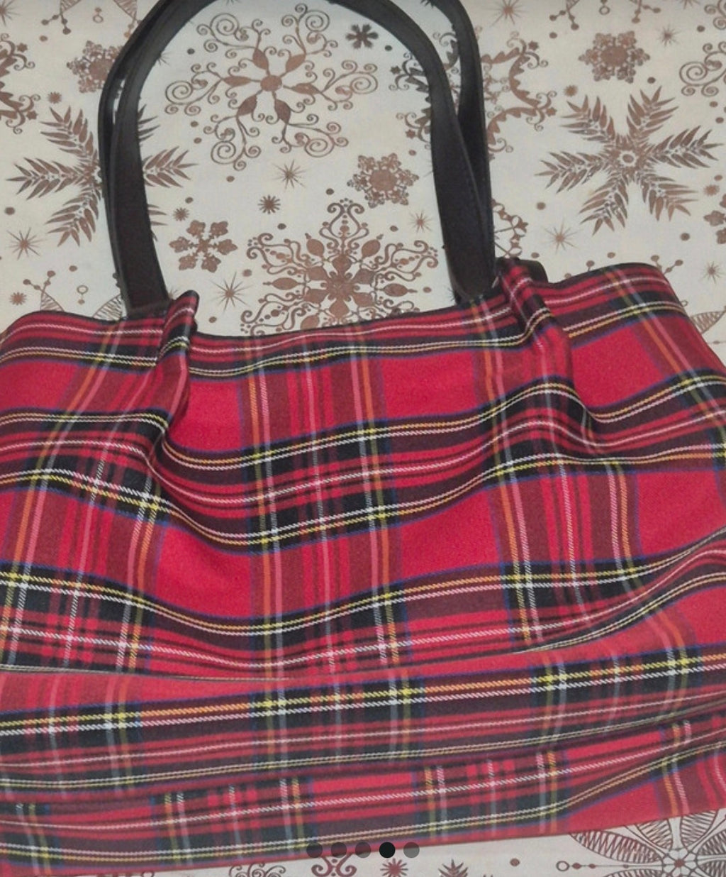 Vista frontal bolso tote cuadros escoceses rojo vibrante con estrella strass vintage | vaqueraspain