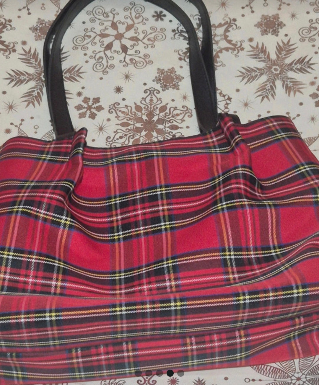 Vista frontal bolso tote cuadros escoceses rojo vibrante con estrella strass vintage | vaqueraspain