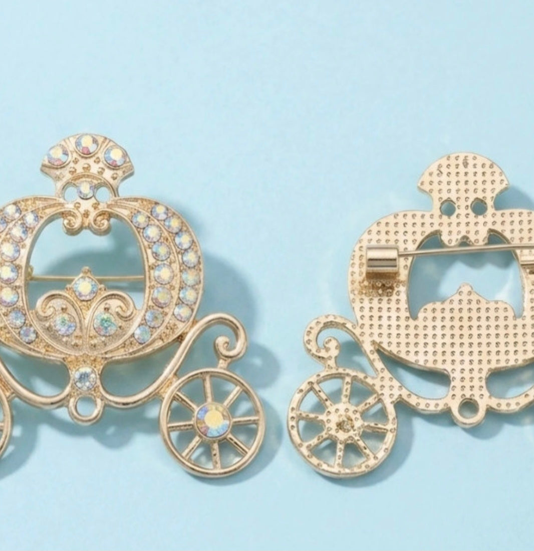 Vista lateral broche Carroza de Cenicienta con strass | vaqueraspain