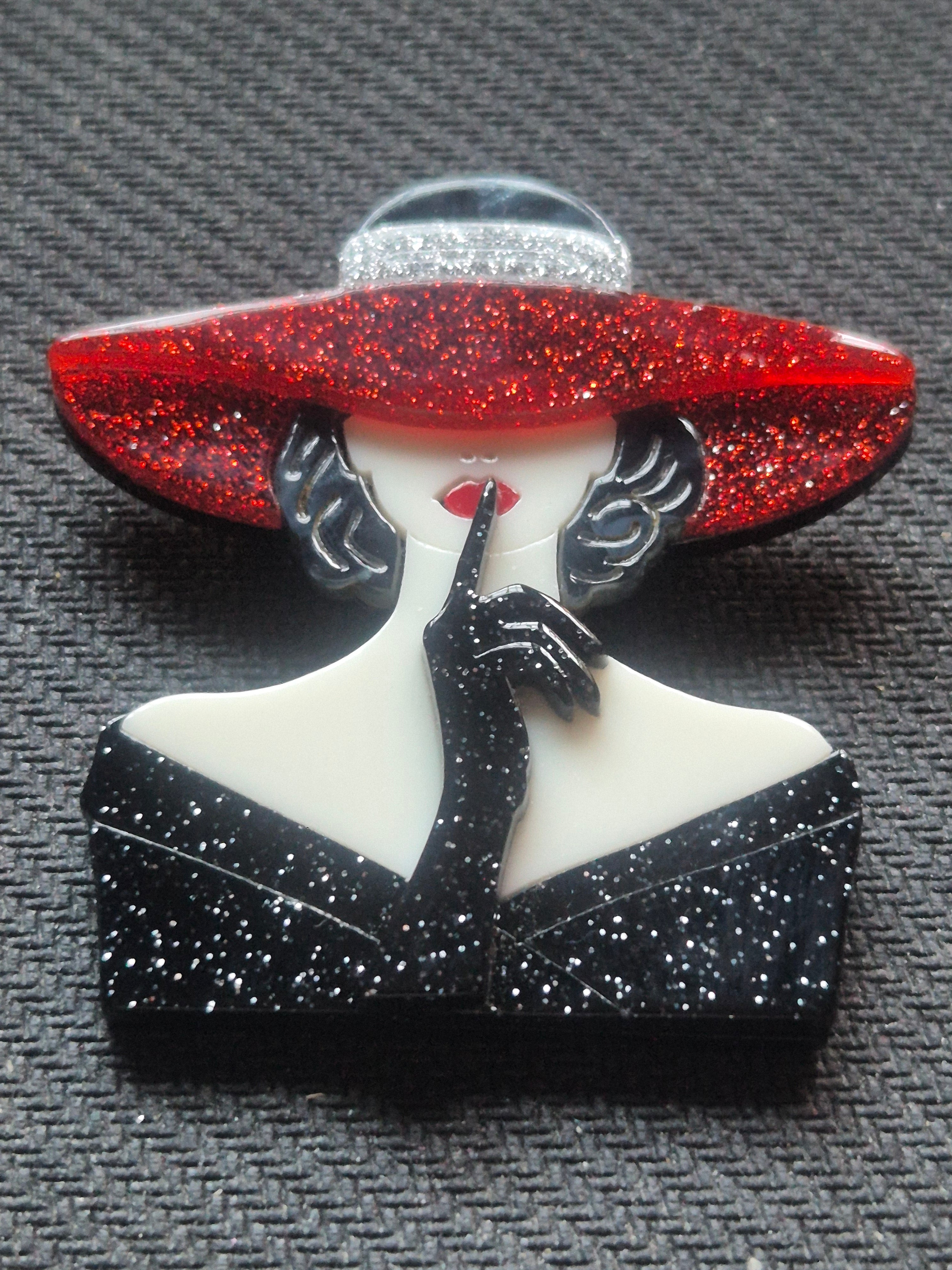 Broche boho chic busto mujer silencio