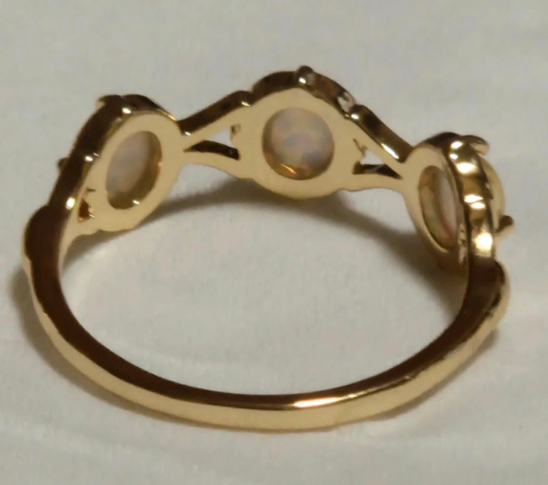Vista lateral anillo trilogía vintage oro 18K con ópalos joyería fina | vaqueraspain