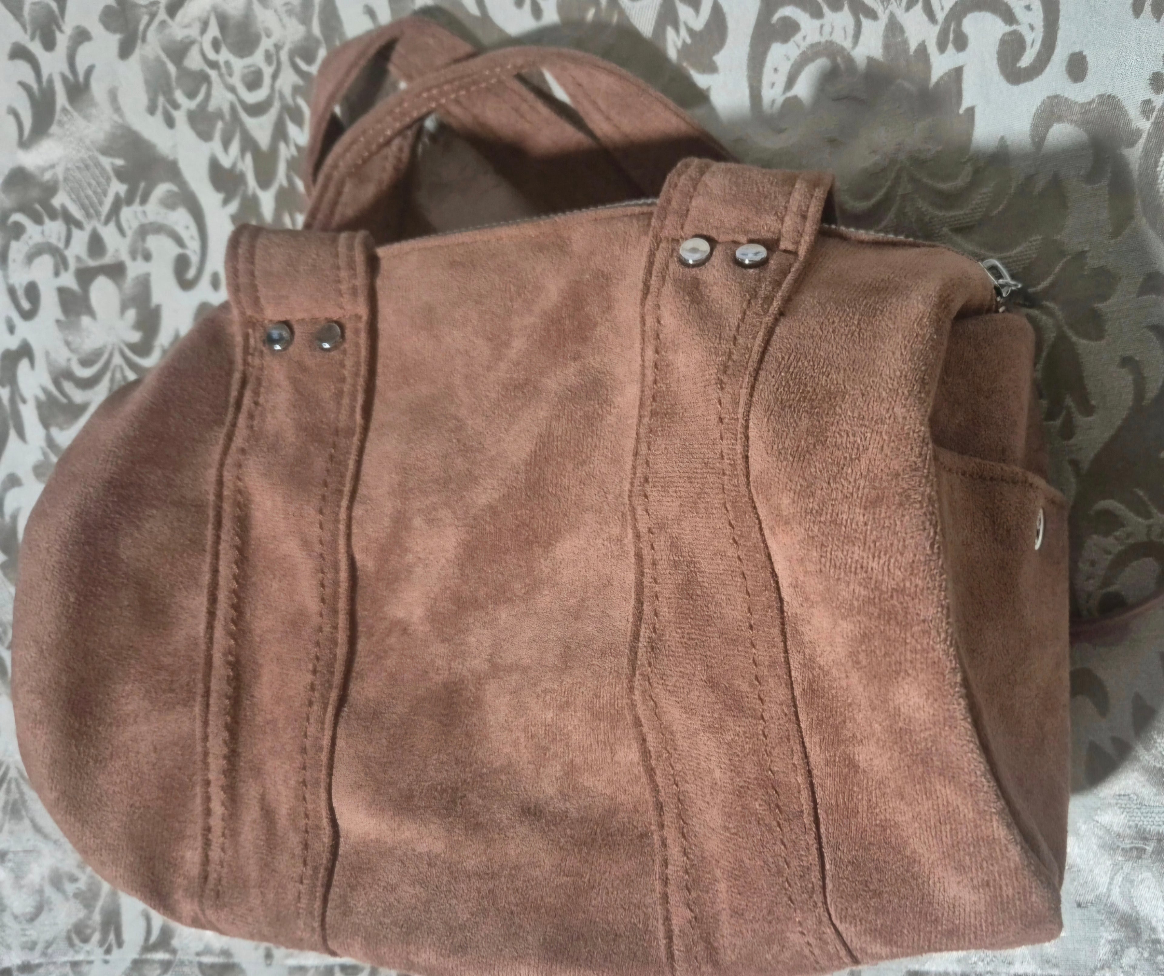 Vista lateral bolso hombro coquette café claro con pedrería boho chic | vaqueraspain