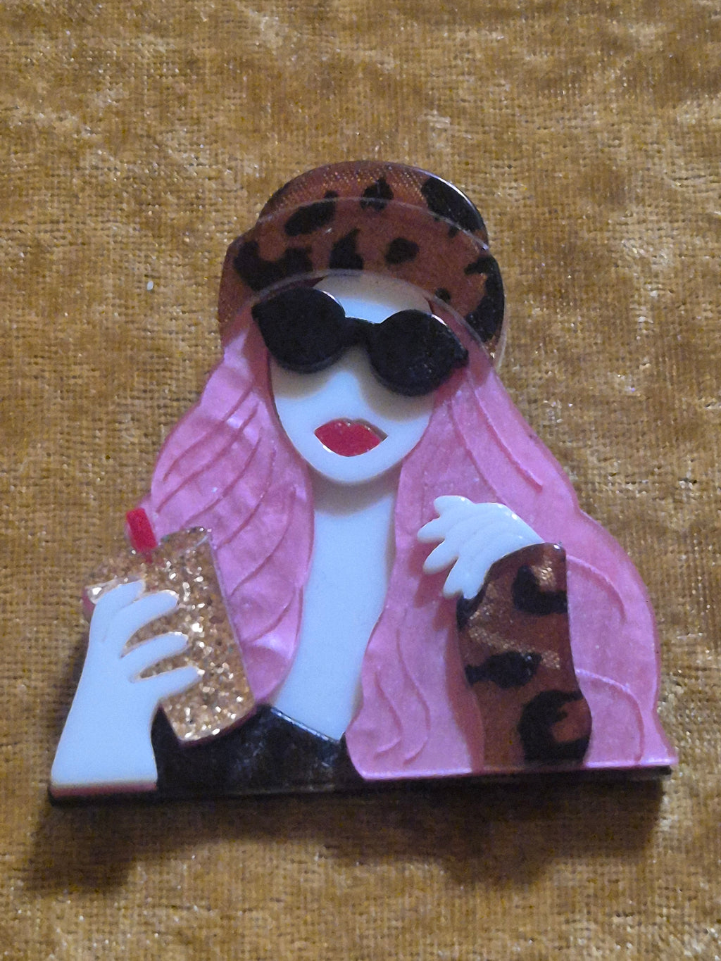 Broche boho chic mujer con gorra de leopardo