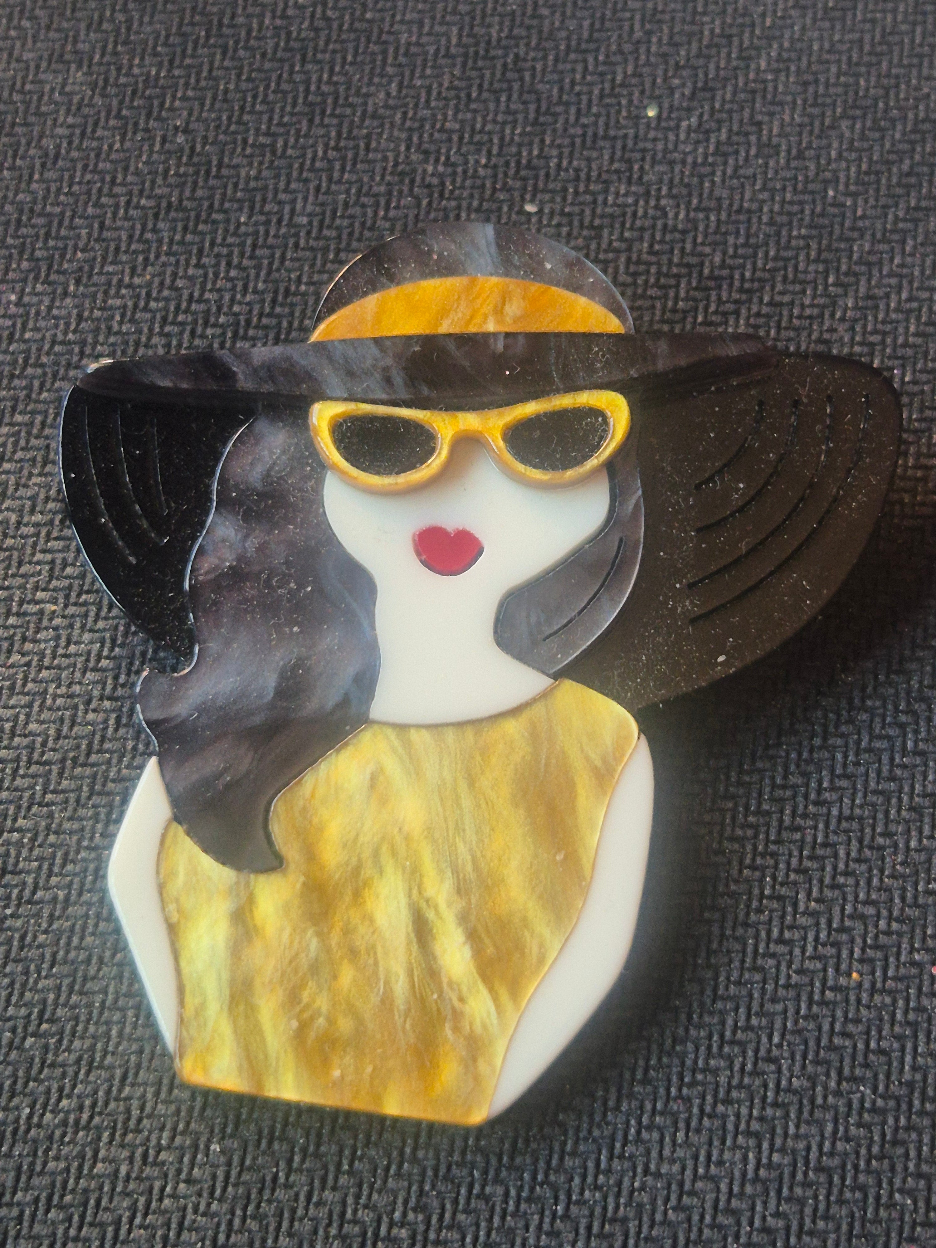 Broche de acrilico vintage mujer con vestido dorado
