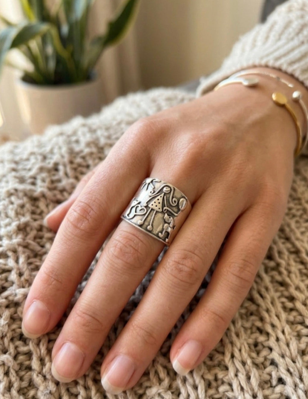 Vista lateral anillo niña vestido lunares acero baño rodio boho chic | vaqueraspain