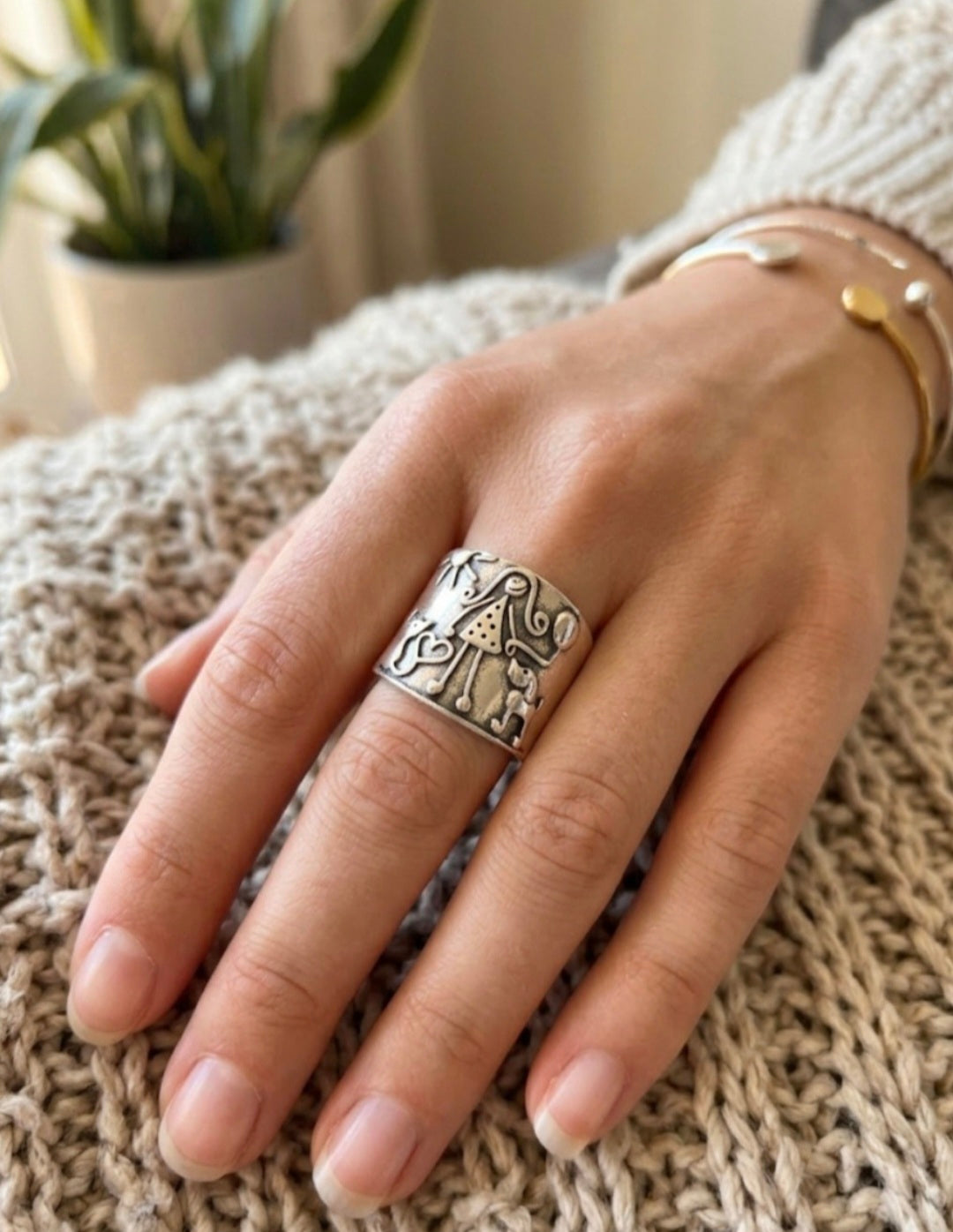 Vista lateral anillo niña vestido lunares acero baño rodio boho chic | vaqueraspain