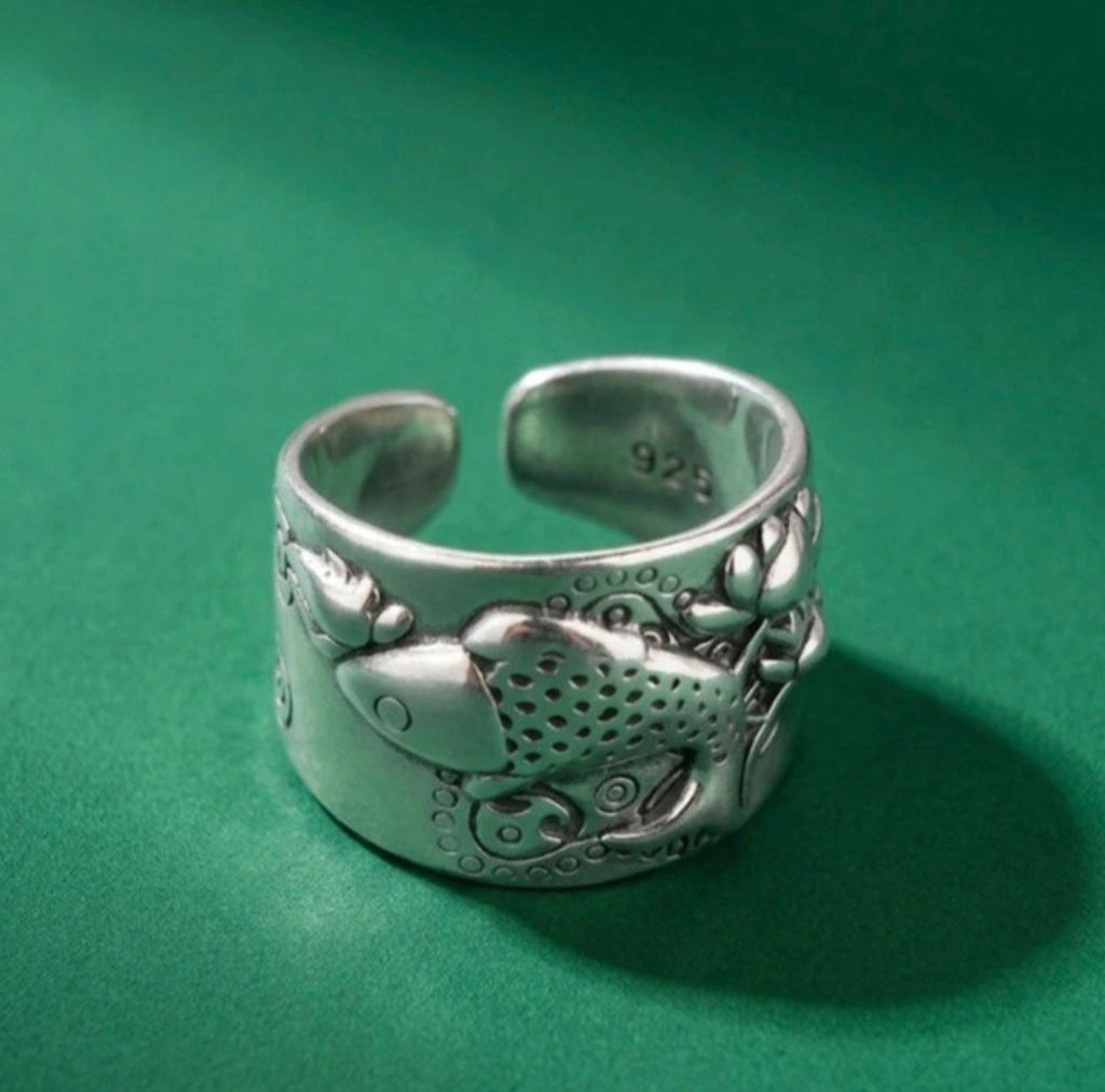 Vista frontal anillo ajustable pez koi diseño oriental de plata 925 | vaqueraspain