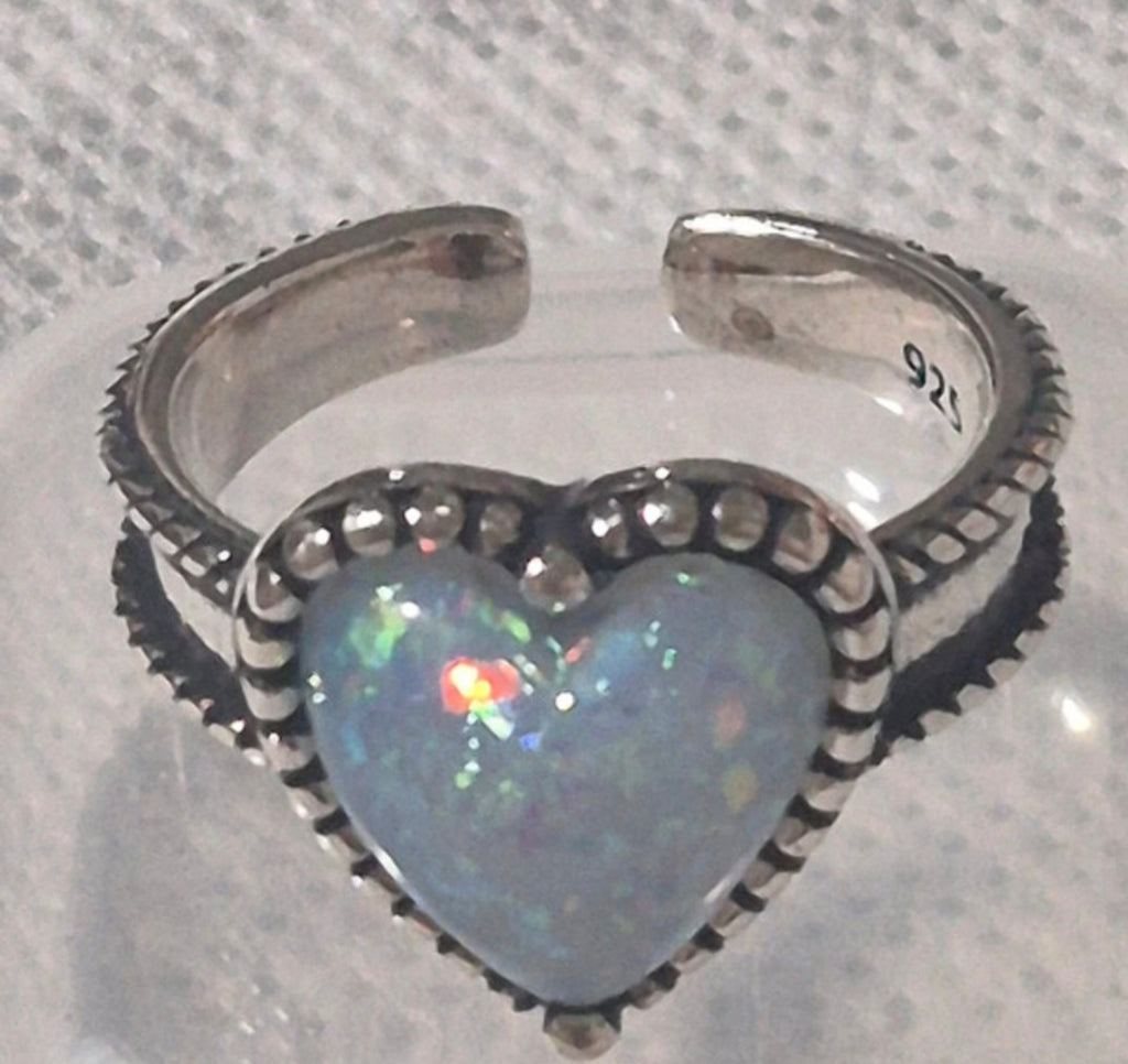 Vista lateral anillo corazón ópalo multicolor plata 925 boho chic | vaqueraspain