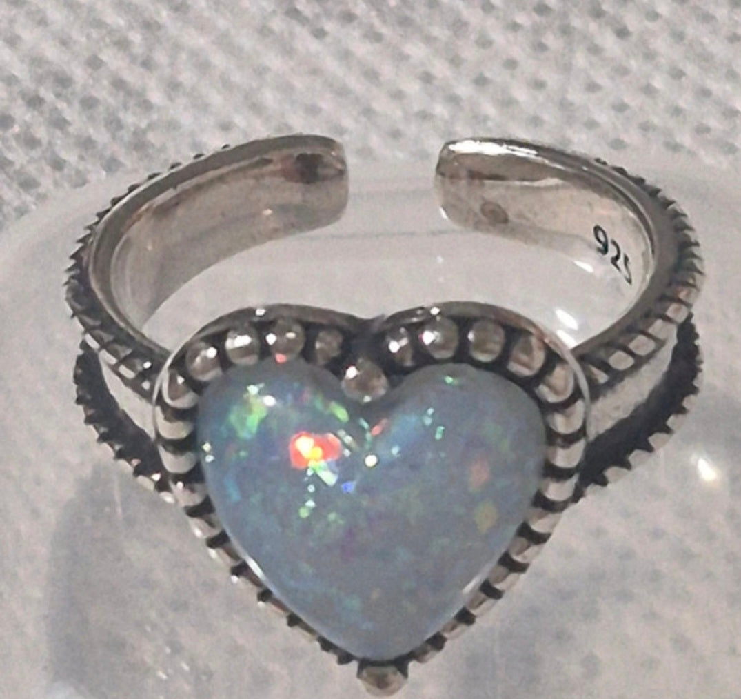 Vista lateral anillo corazón ópalo multicolor plata 925 boho chic | vaqueraspain