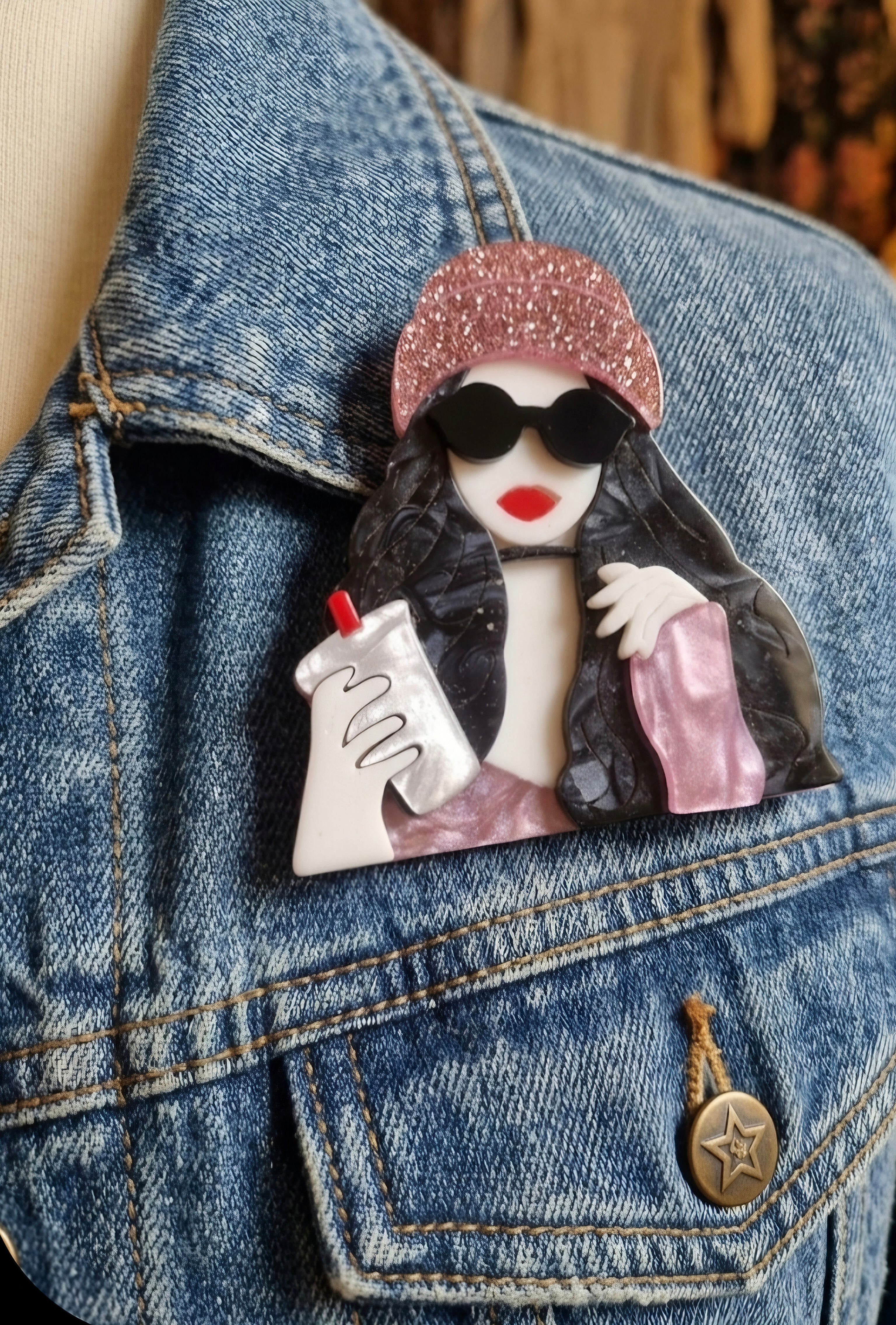 Broche vintage mujer morena con cafe