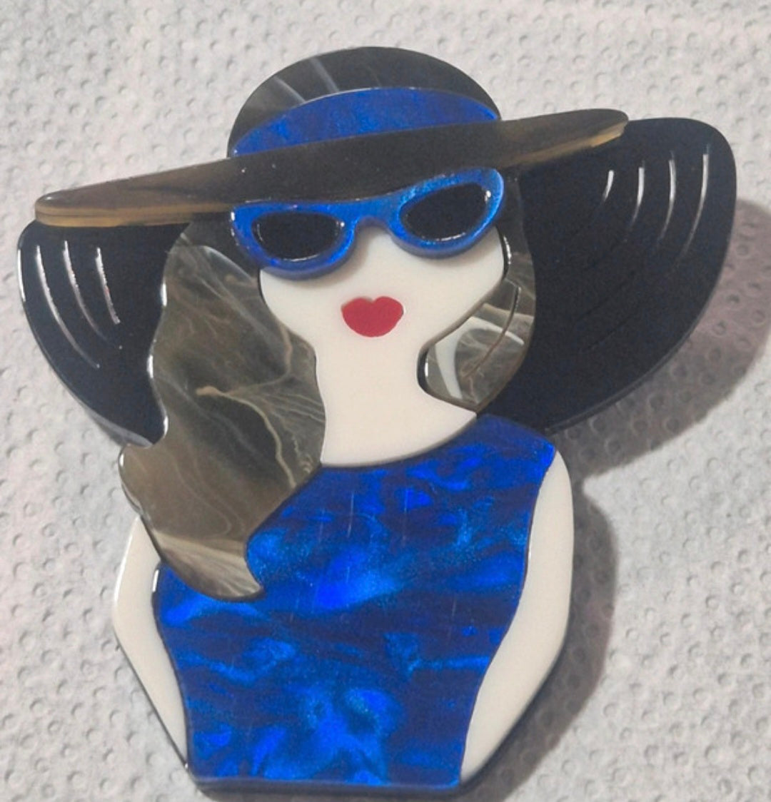 Broche vintage boho chic mujer misteriosa con vestido azul rey y gafas azules | vaqueraspain