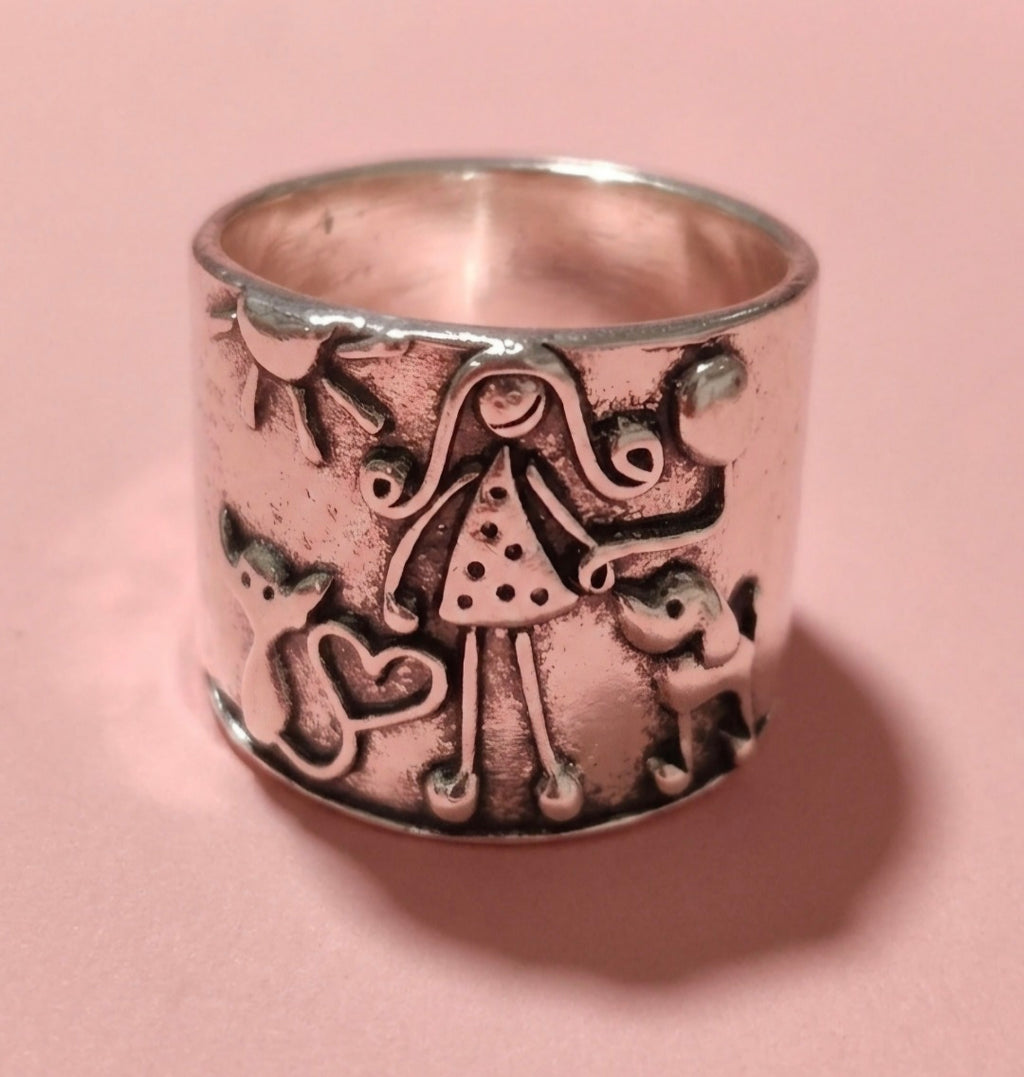 Anillo vintage niña con vestido de lunares de acero y baño de rodio talla 16 | vaqueraspain