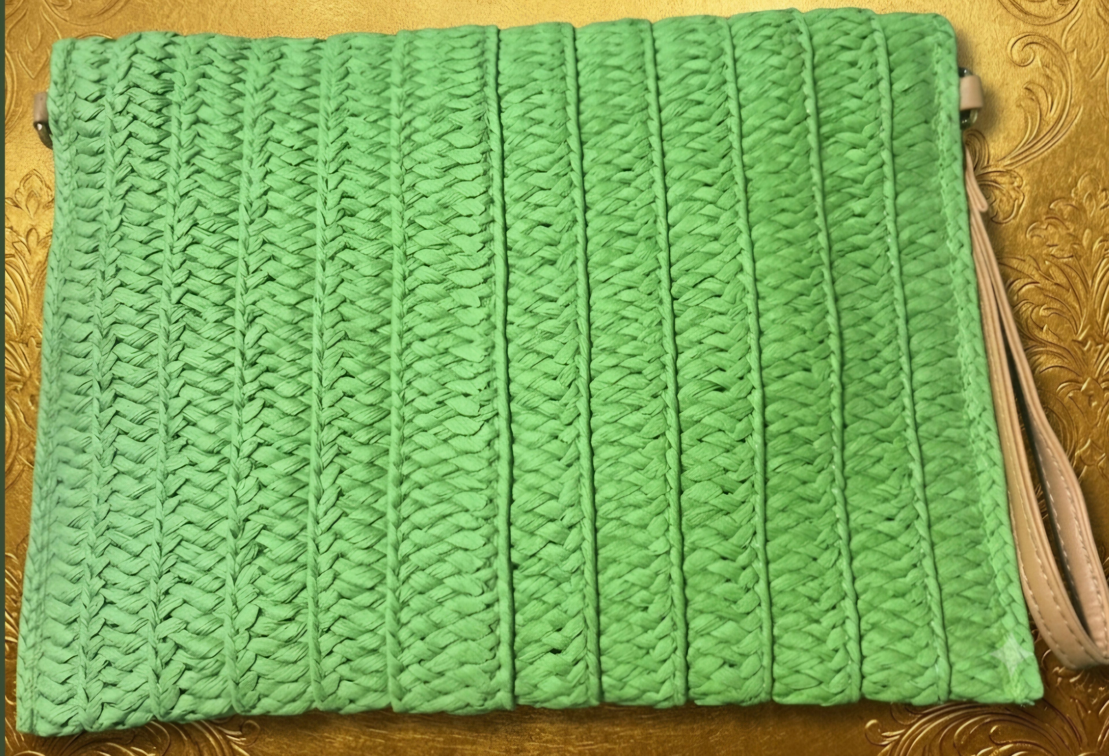 Bolso boho chic color verde pistacho con borlas