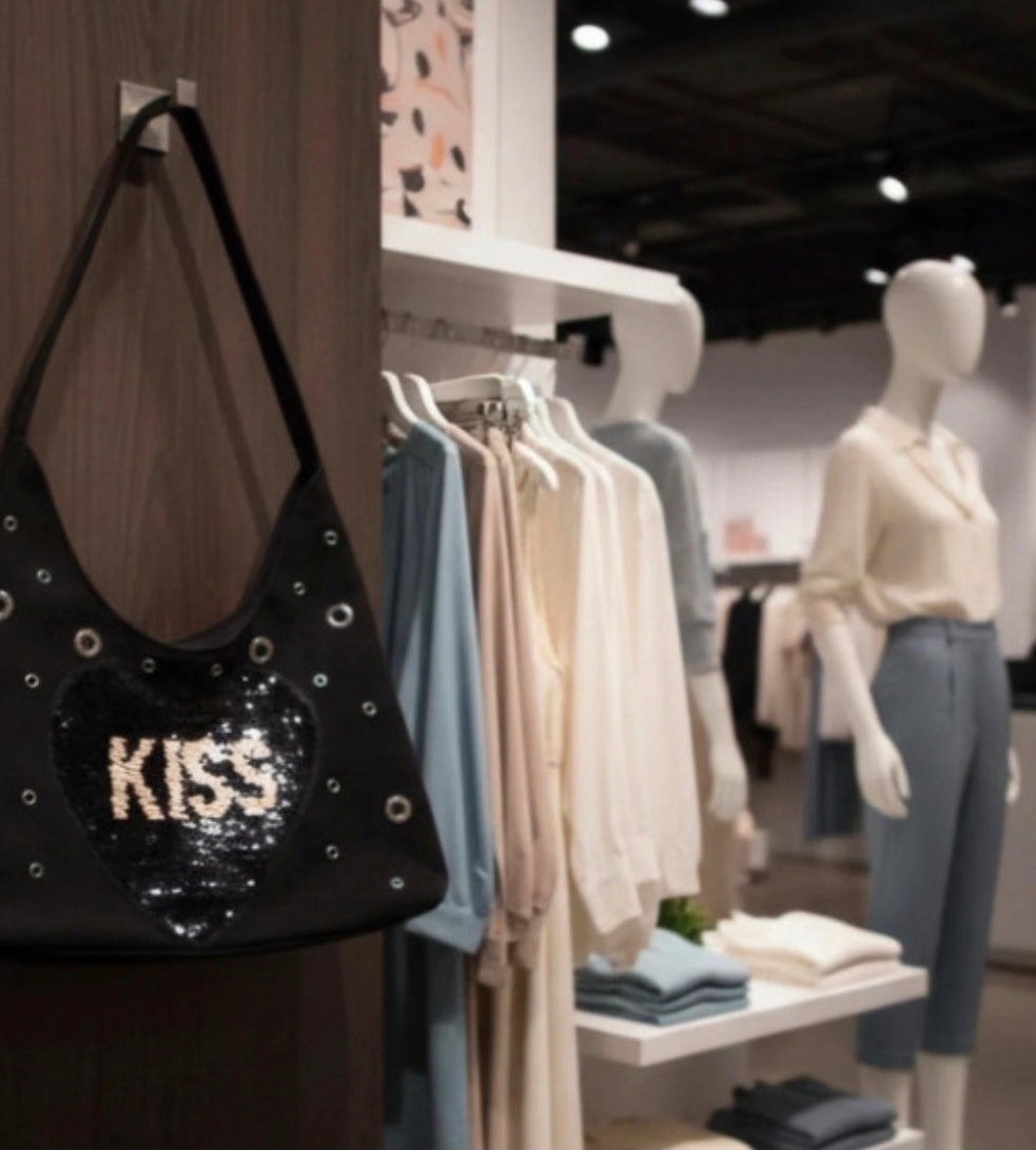Bolso antelina negro KISS detalle lentejuelas plateadas - vaqueraspain