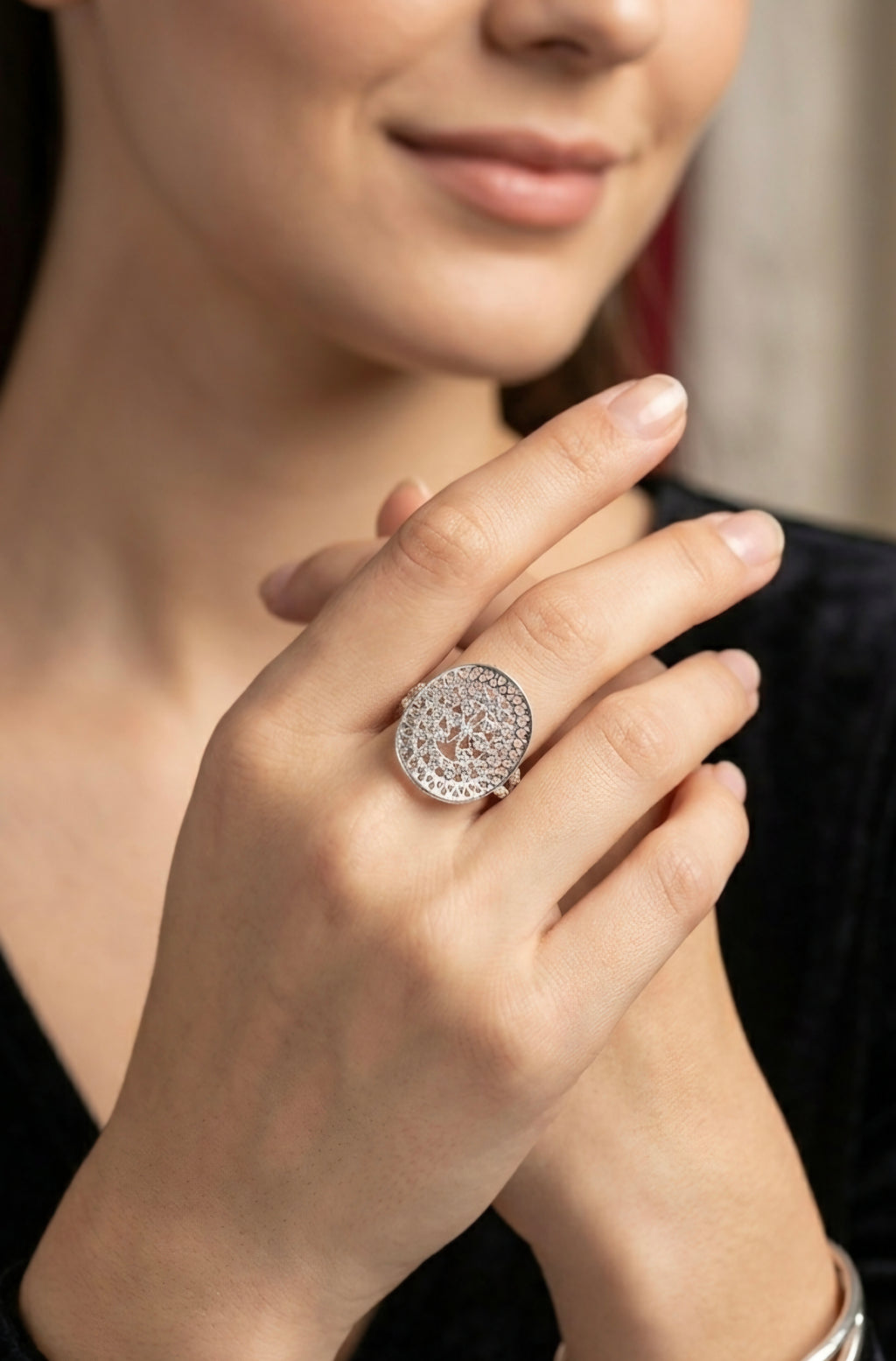 Anillo ovalado " Diseño calado"de plata 925