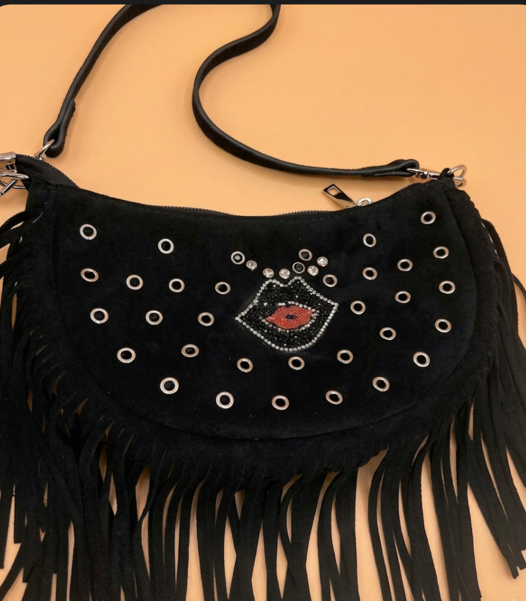 Detalle labios rojos bolso boho vintage antelina aterciopelada negro | vaqueraspain