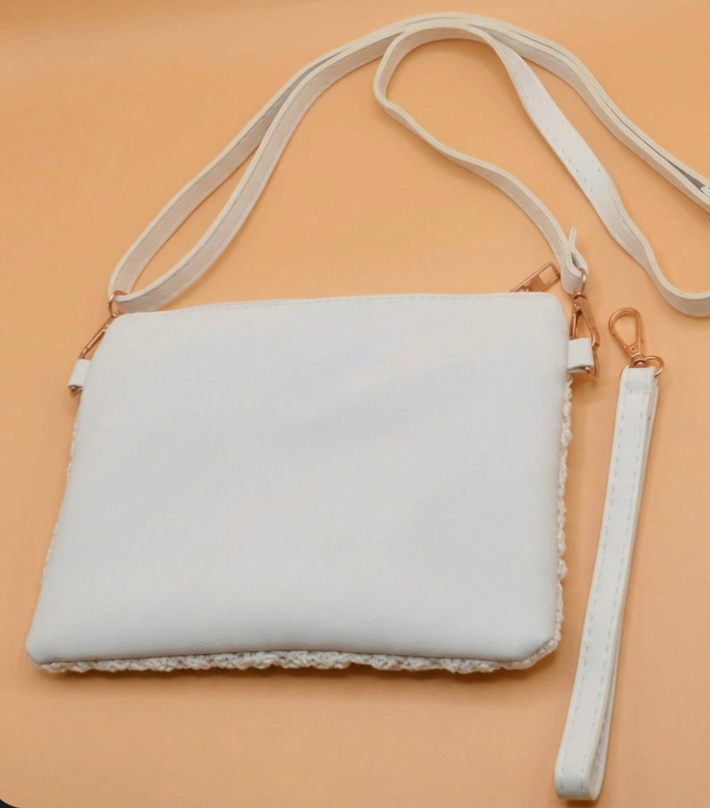Vista lateral bolso bohemio crochet blanco crema con pedrería dorada | vaqueraspain