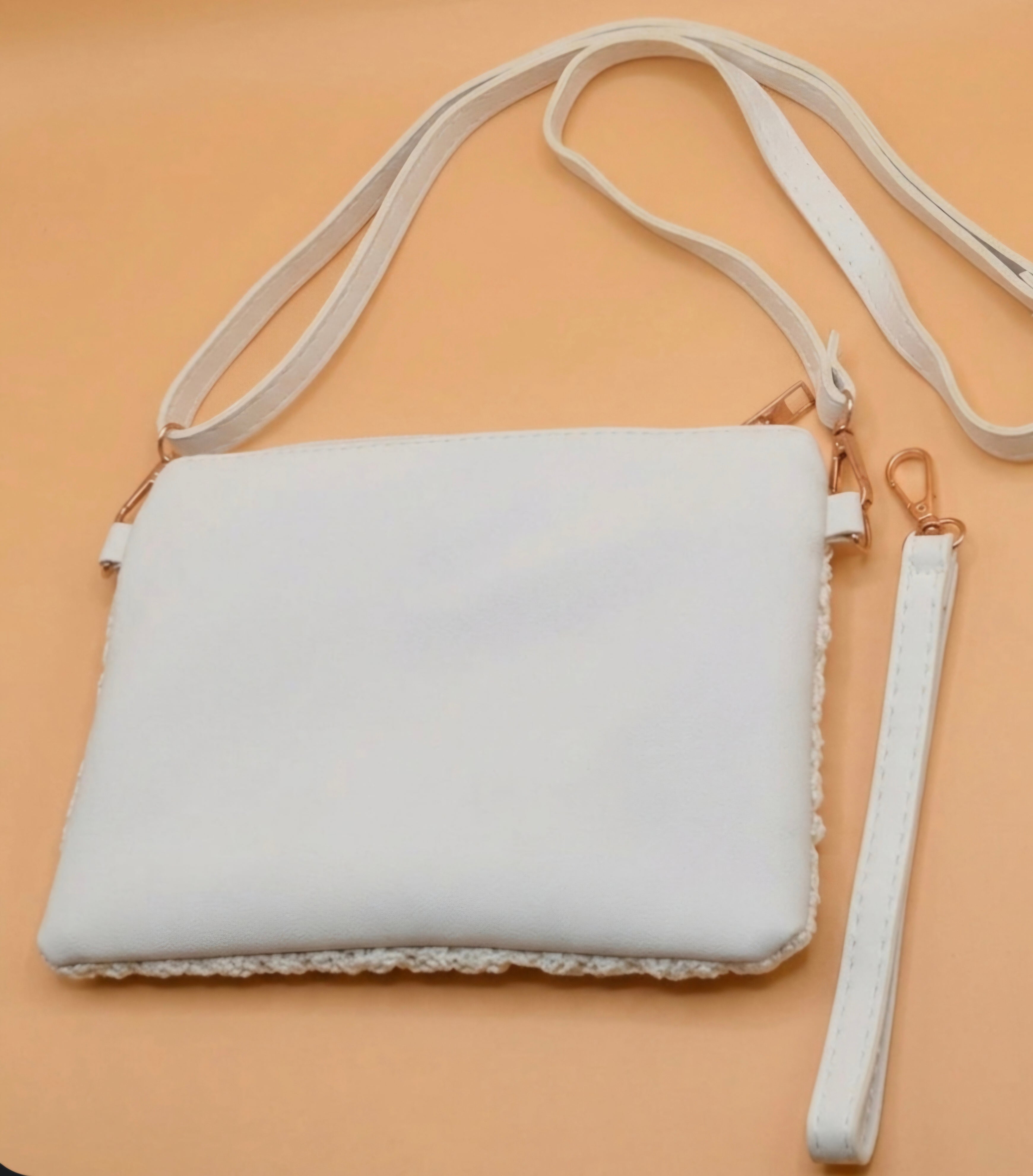 Vista lateral bolso bohemio crochet blanco crema con pedrería dorada | vaqueraspain