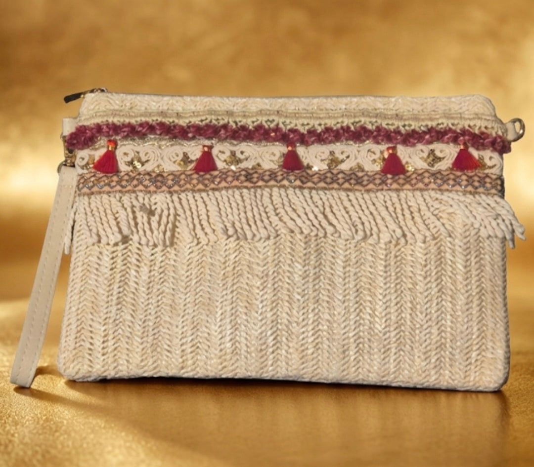 Bolso boho chic con pasamaneria granate y borlas