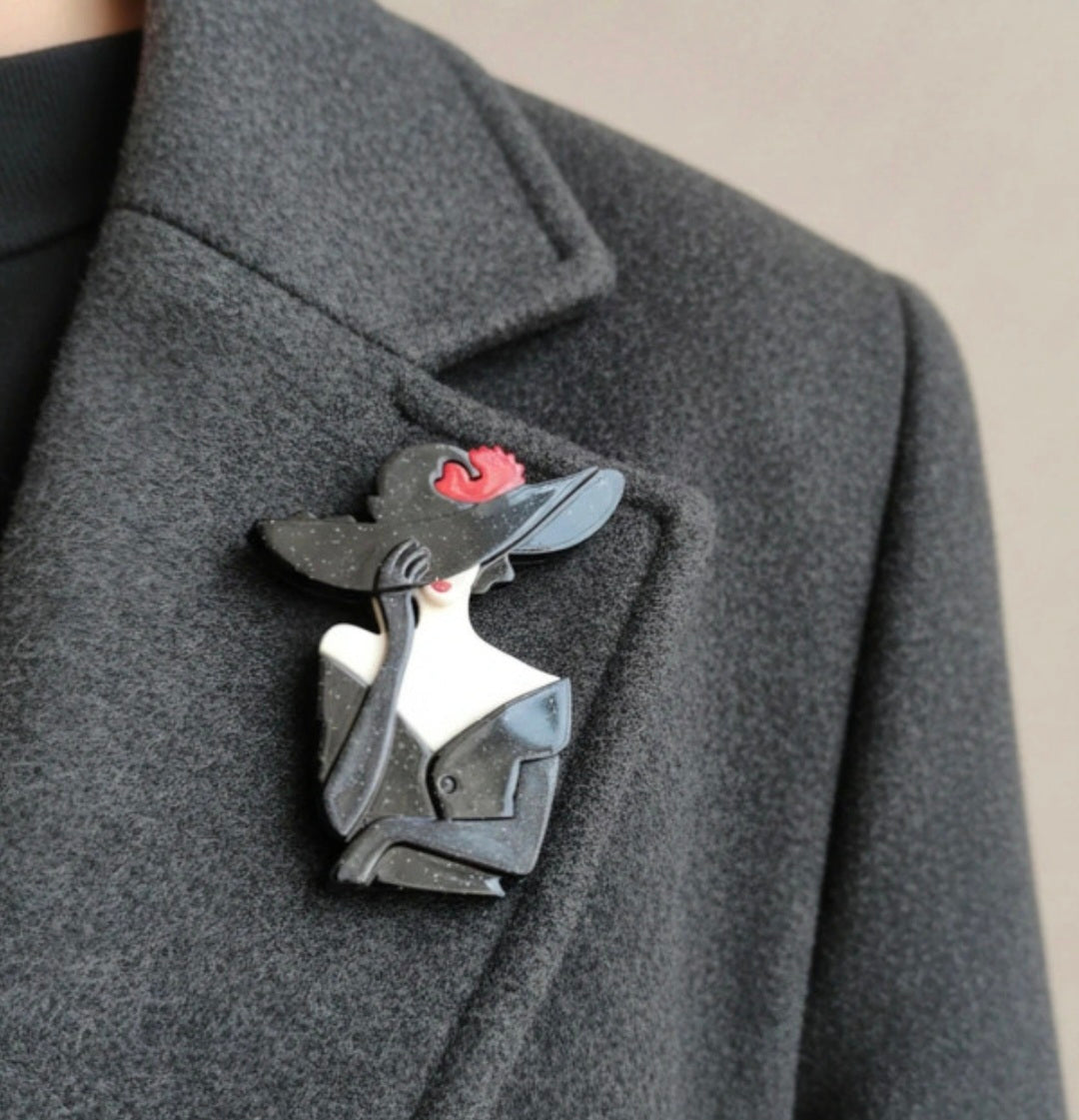 Broche retro mujer con sombrero pamela y vestido negro | vaqueraspain
