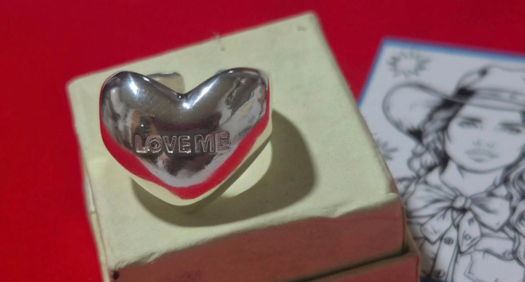 Vista lateral anillo LOVE ME puffy plata 925 vintage | vaqueraspain