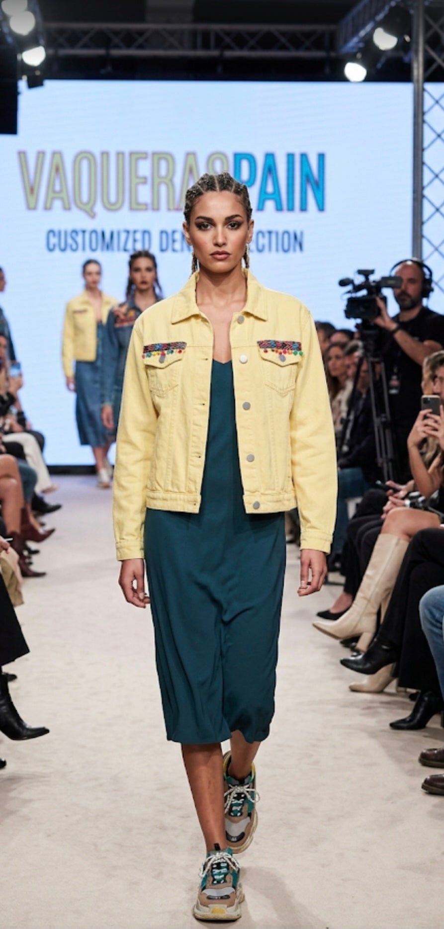 Detalle cuentas multicolores y flecos chaqueta vaquera amarillo pastel | vaqueraspain