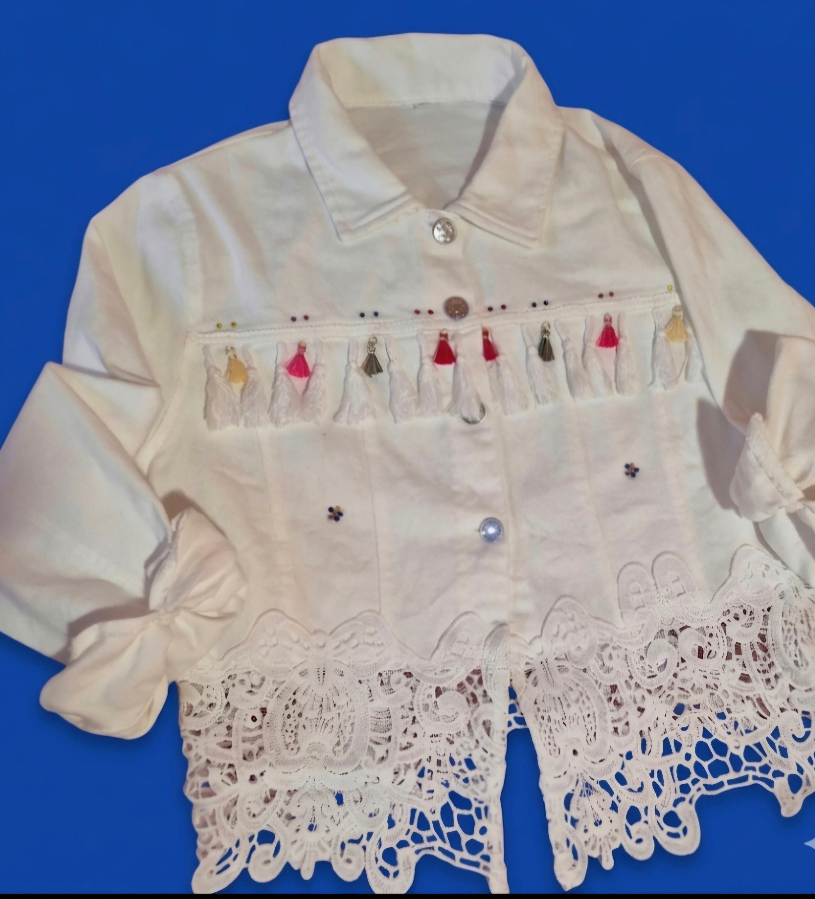 Detalle borlas de colores chaqueta vaquera blanca bohemia talla L | vaqueraspain