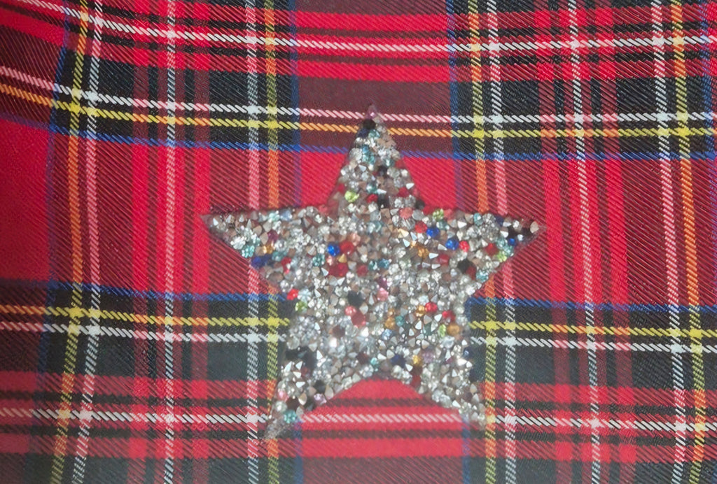 Vista detalle bolso tote escocés rojo vibrante estrella con strass boho chic | vaqueraspain