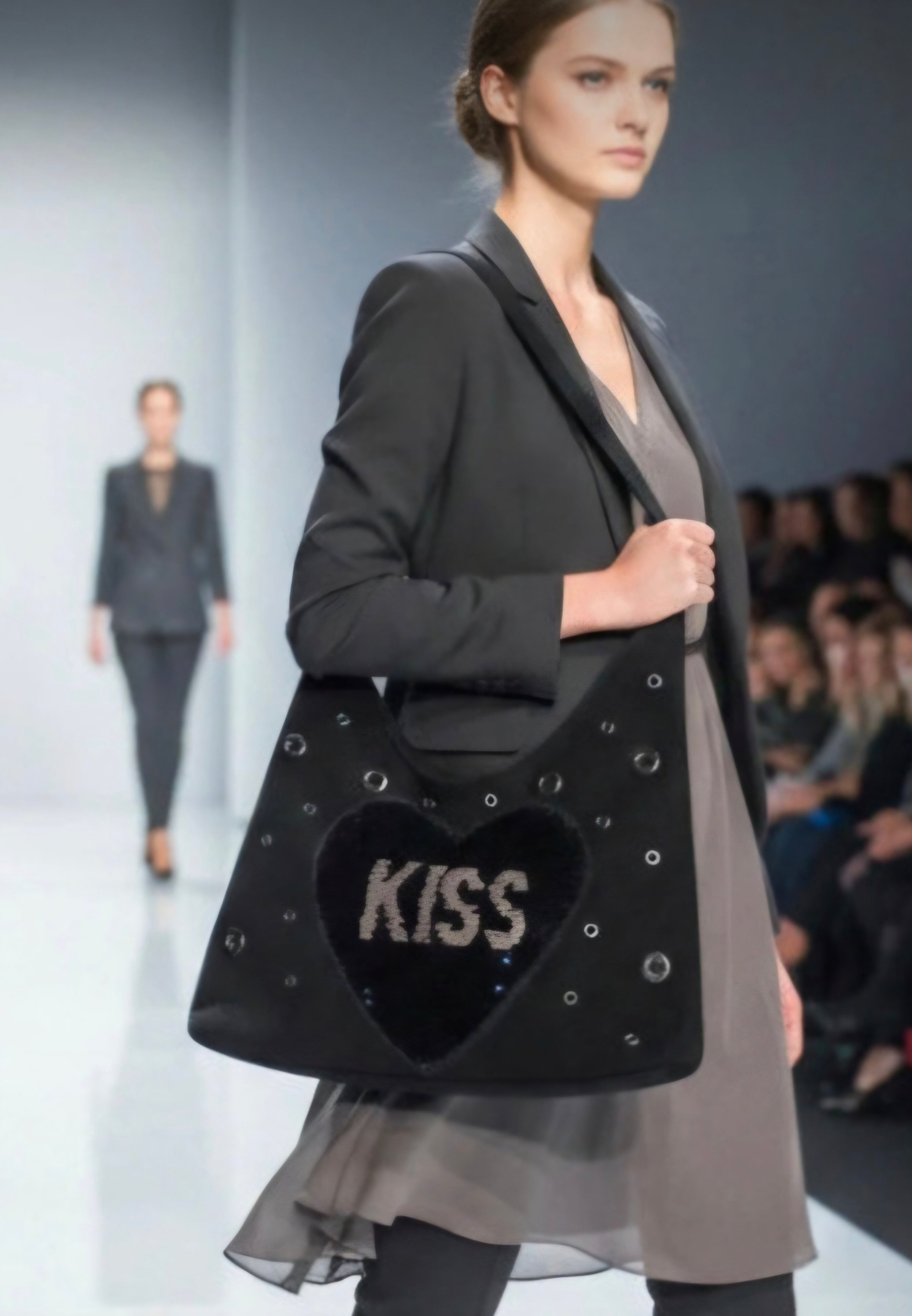 Bolso KISS boho chic de antelina negro con lentejuelas plateadas - vaqueraspain